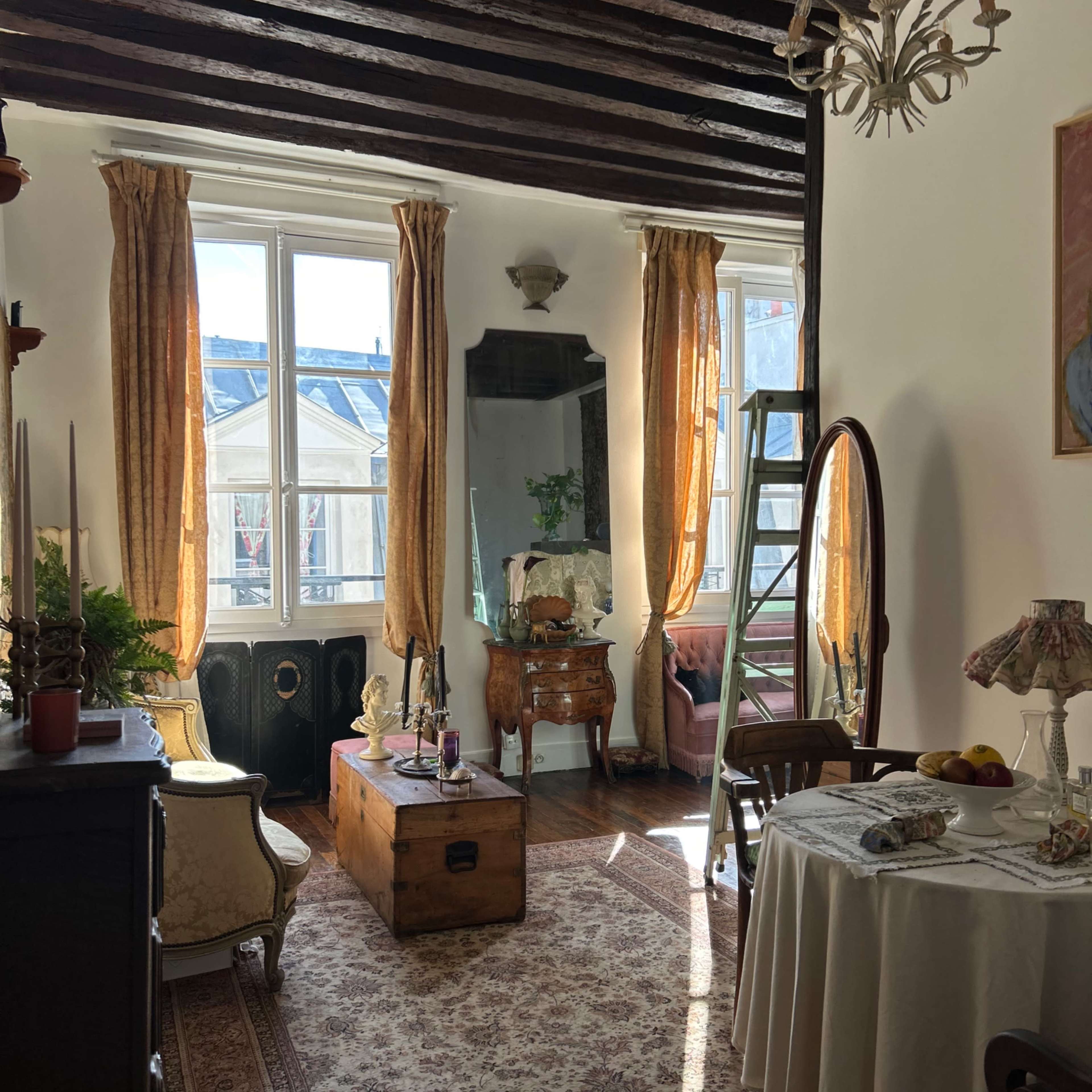 Loft au cœur du Marais avec poutre et grande hauteur sous plafond de style classique Image dans Upper Marais, Paris, Île-de-France