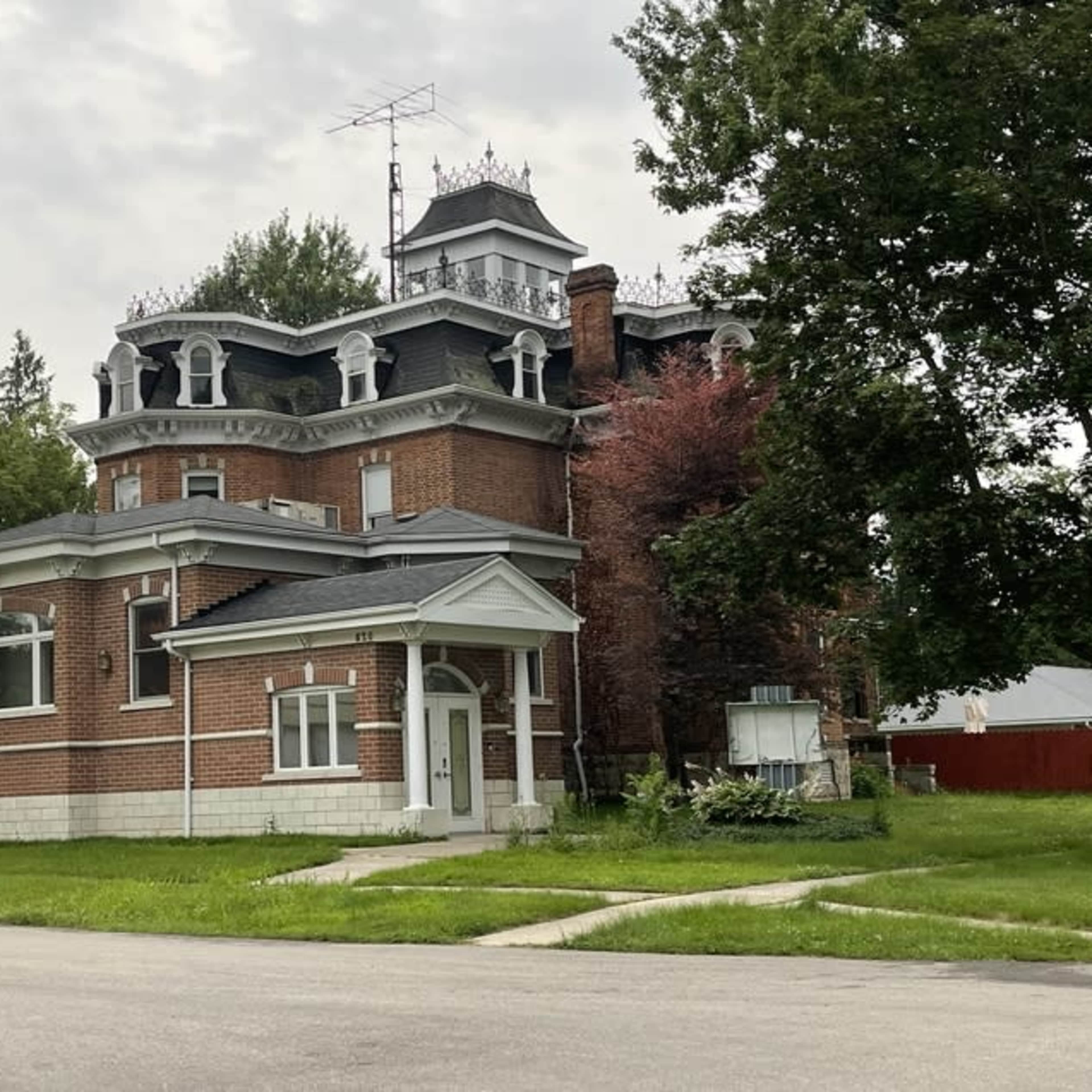 Luxury 14,000sq ft Mansion. Former funeral home Image in Dresden, Dresden, ON
