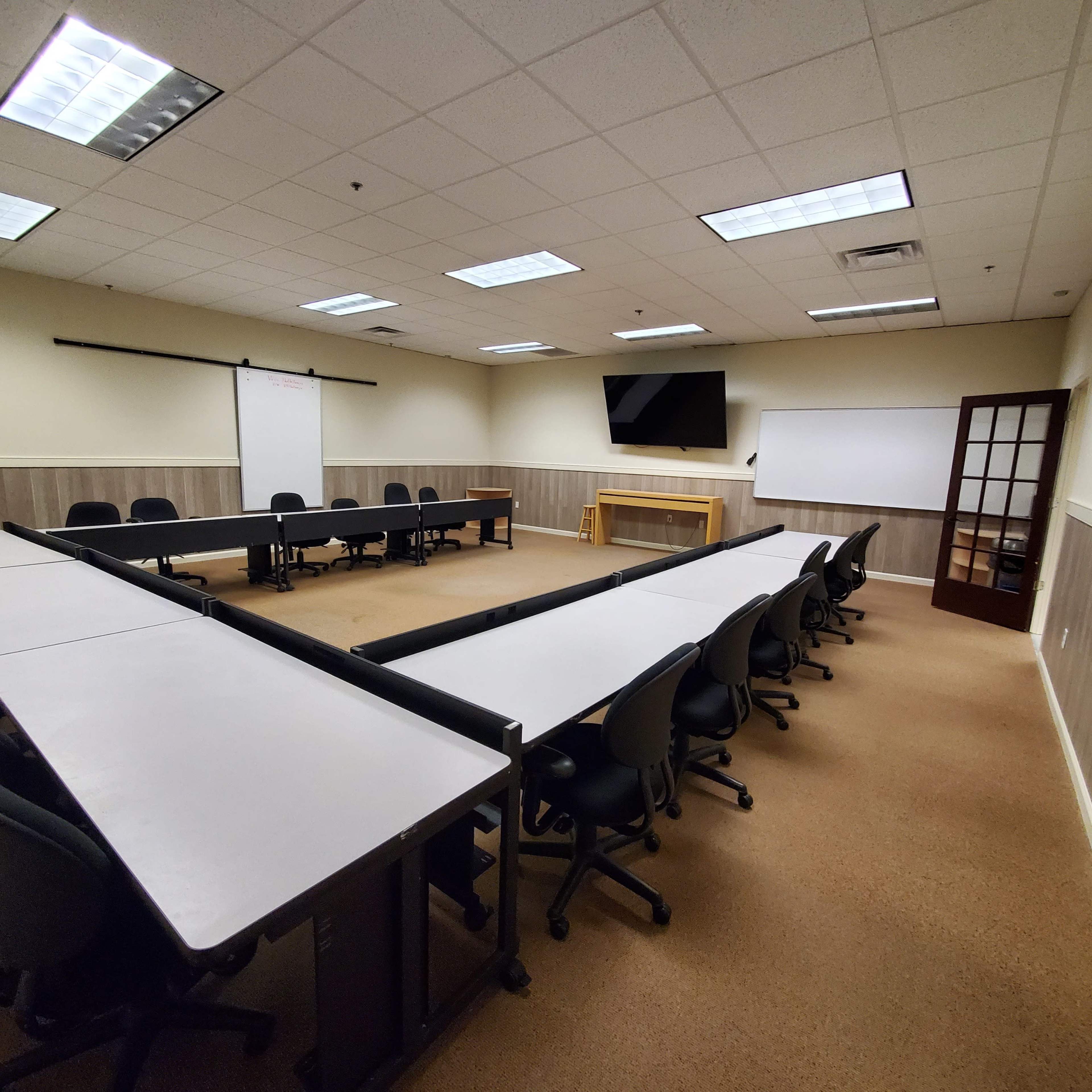 Oak Spacious Meeting Room with Large TV and Whiteboard Image in Upper Merion Township, King of Prussia, PA