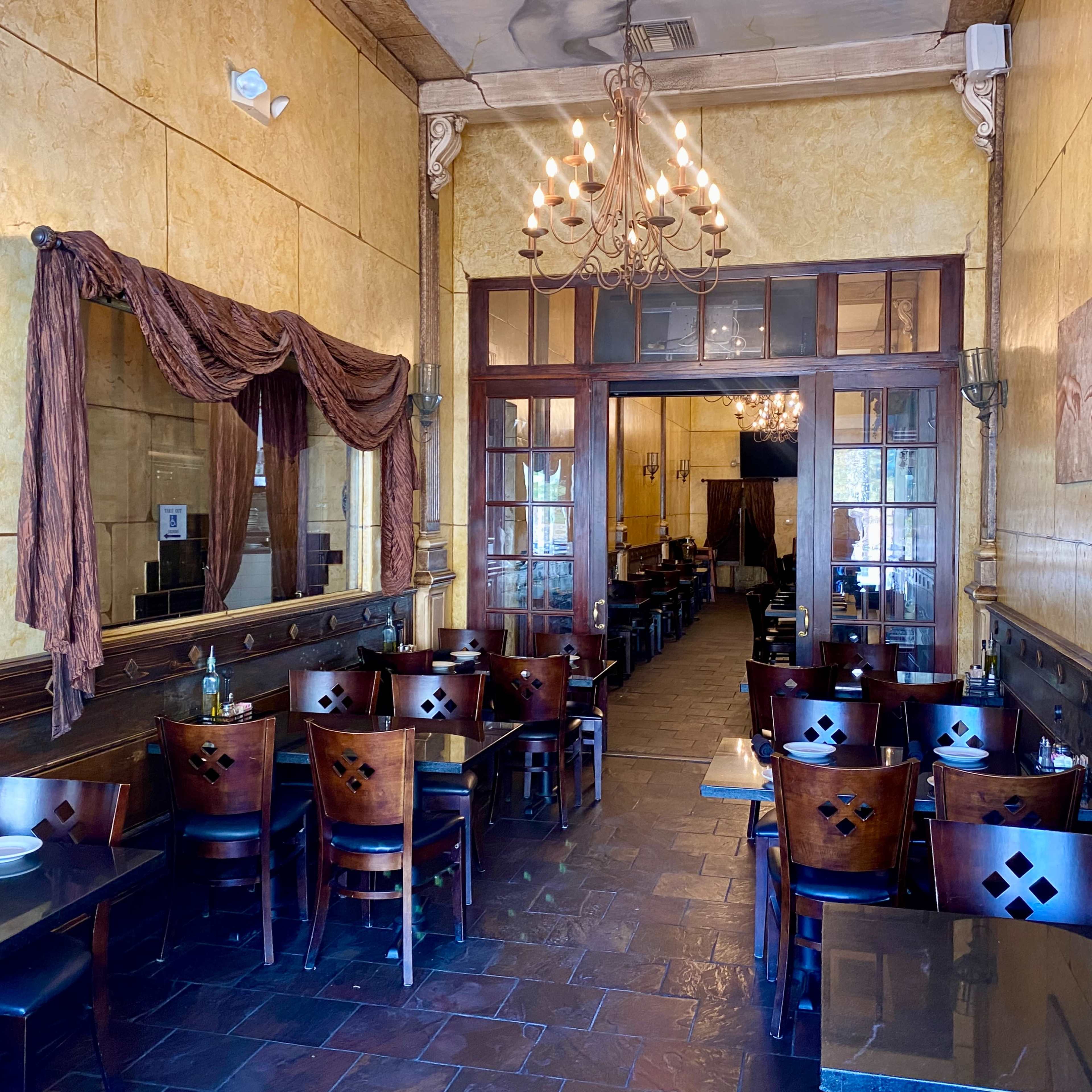 Beautiful Italian Restaurant and Bar Image in Citrus Grove, Glendale, CA