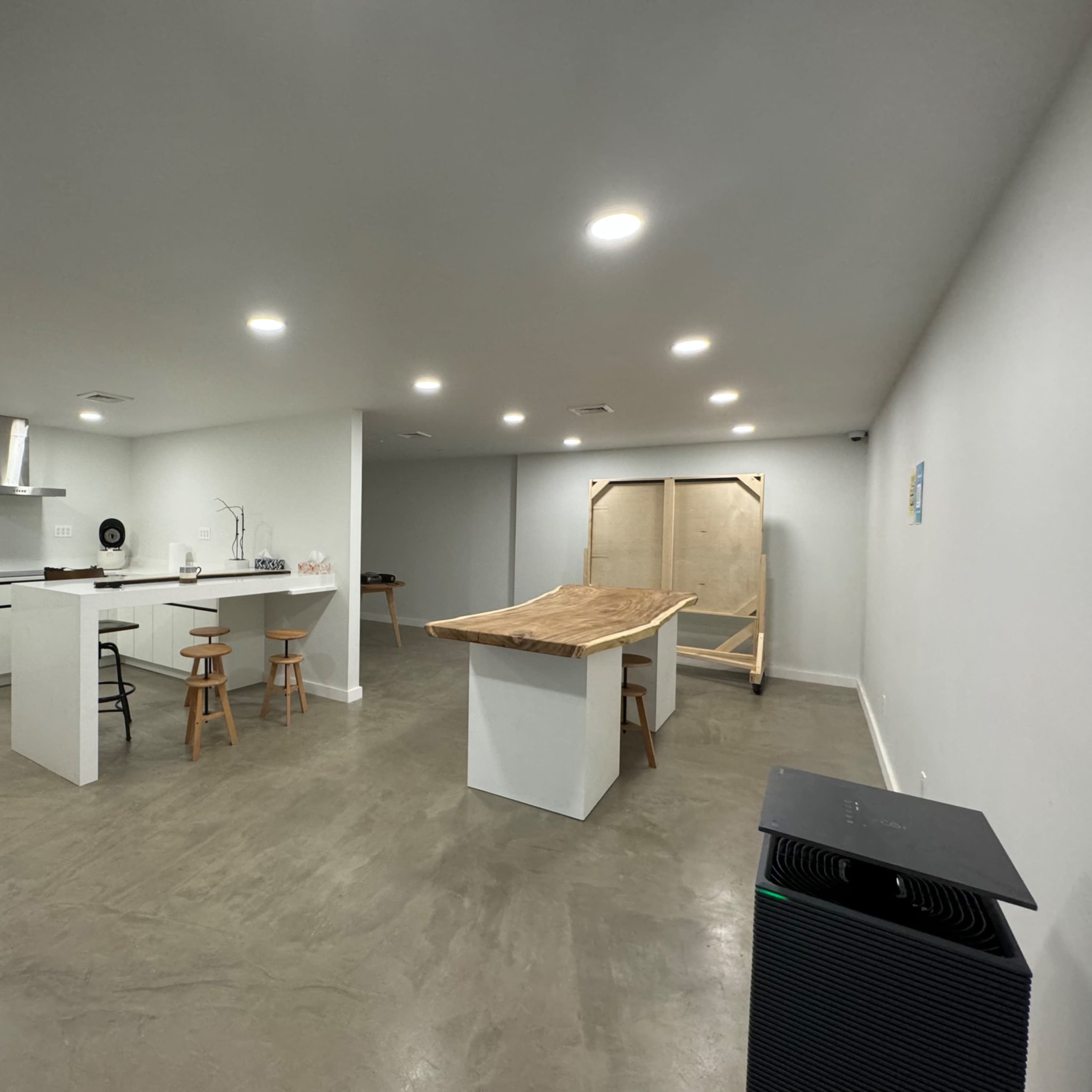 Modern Art Studio with Bright Lights Image in North Hempstead, Carle Place, NY