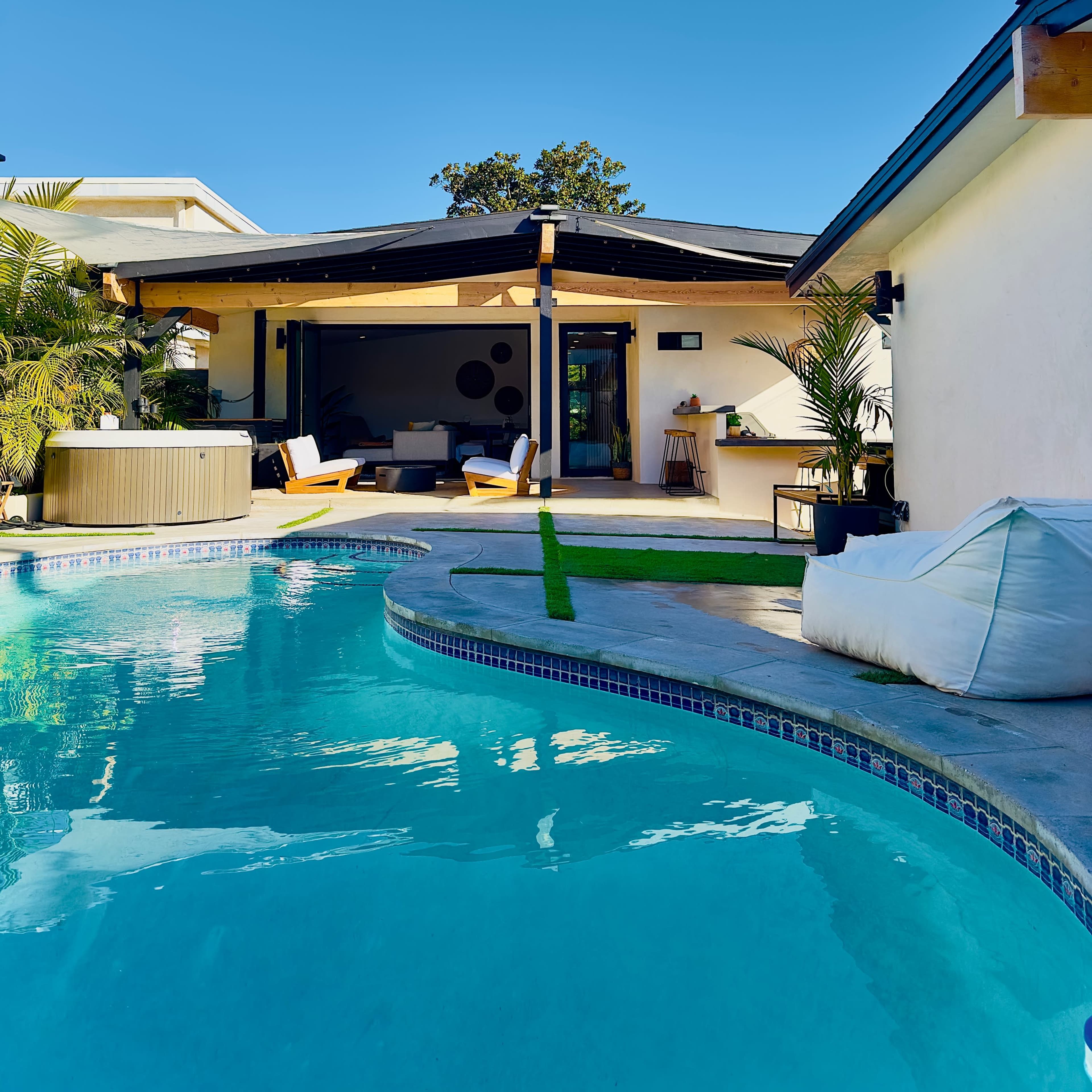 Tropical Mid-Century Modern Beach Villa House Image in Alamitos Heights, Long Beach, CA