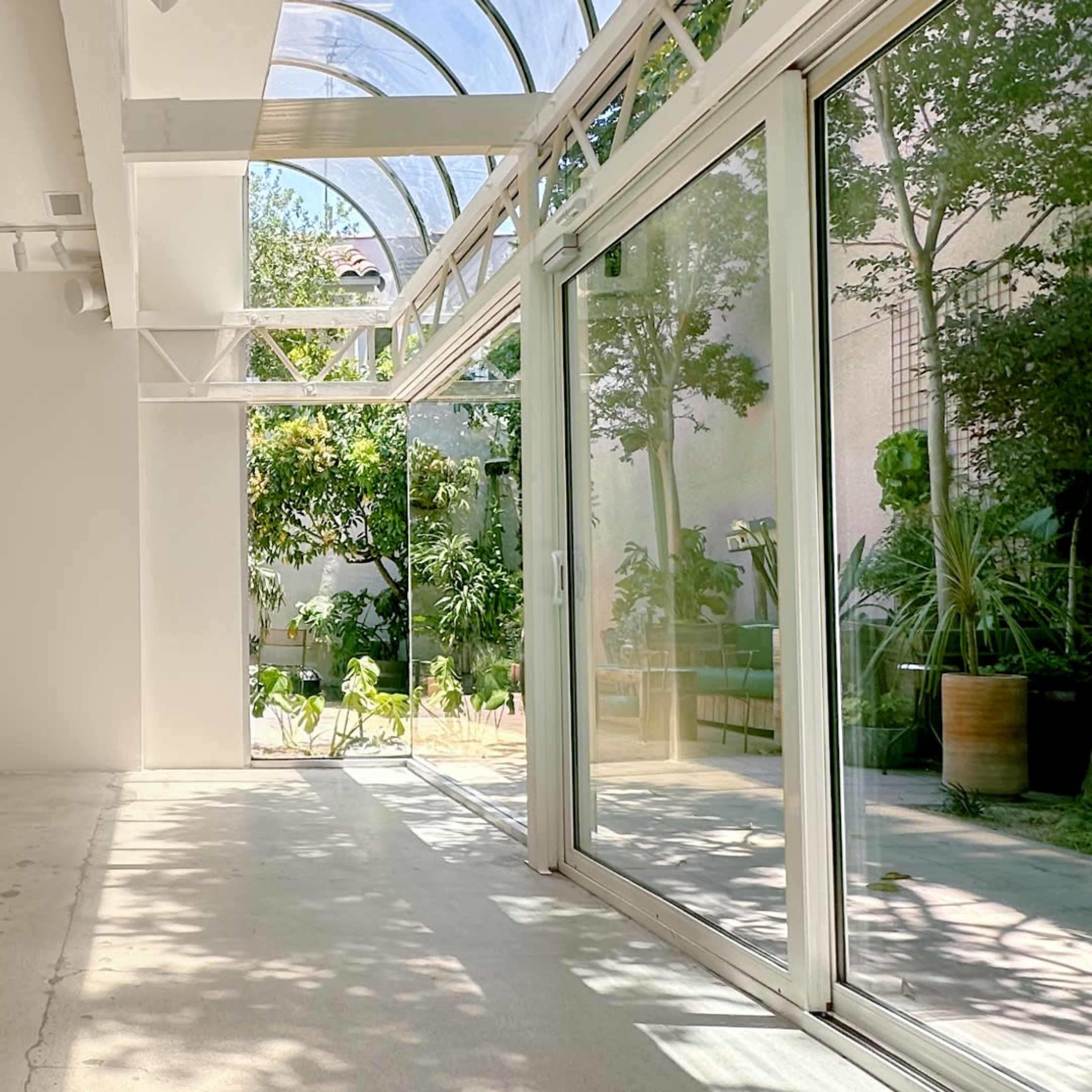 Modern Gallery and Garden Image in Central LA, Los Angeles, CA