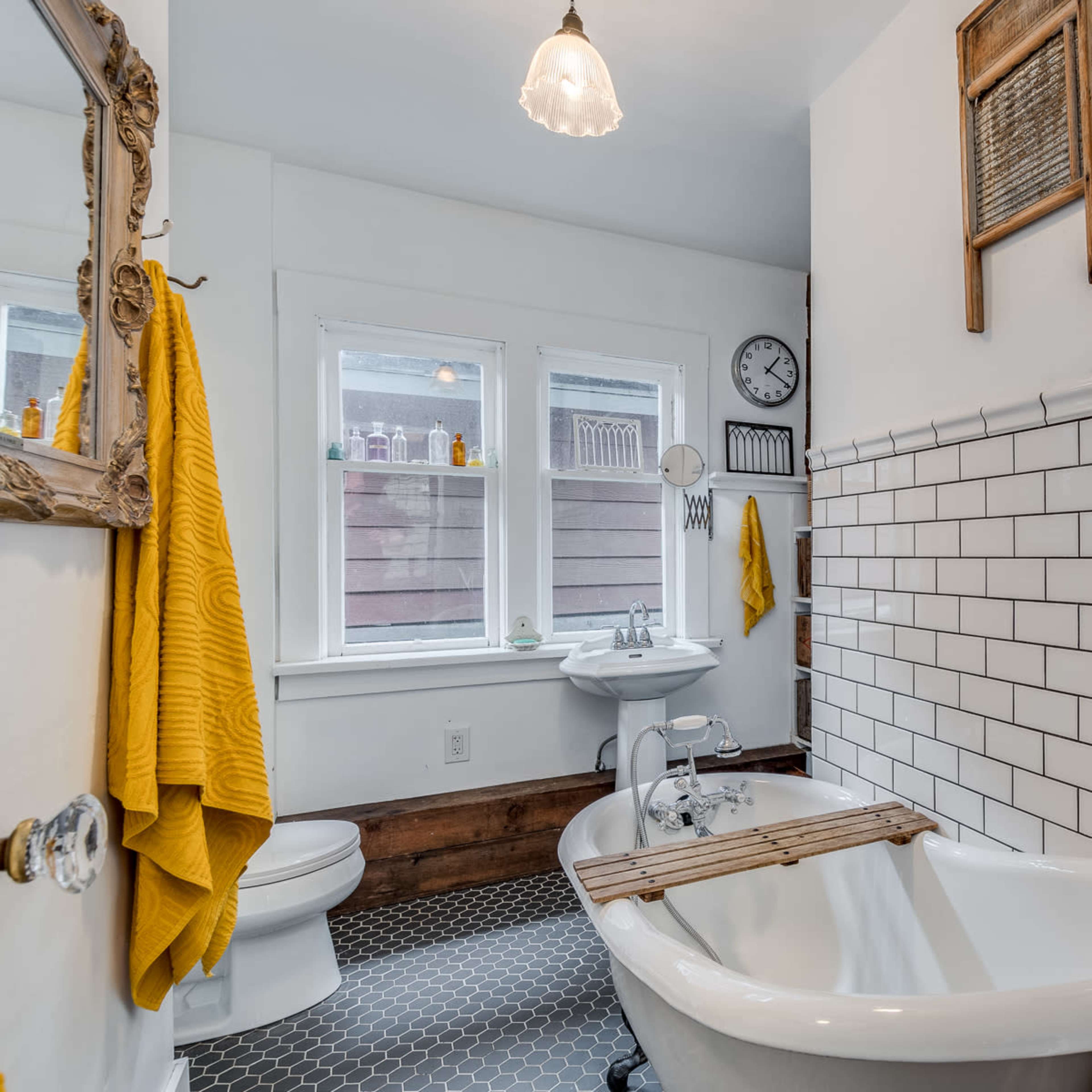 Cool, Comfortable, Vintage Home. Image in East Vancouver, Vancouver, BC