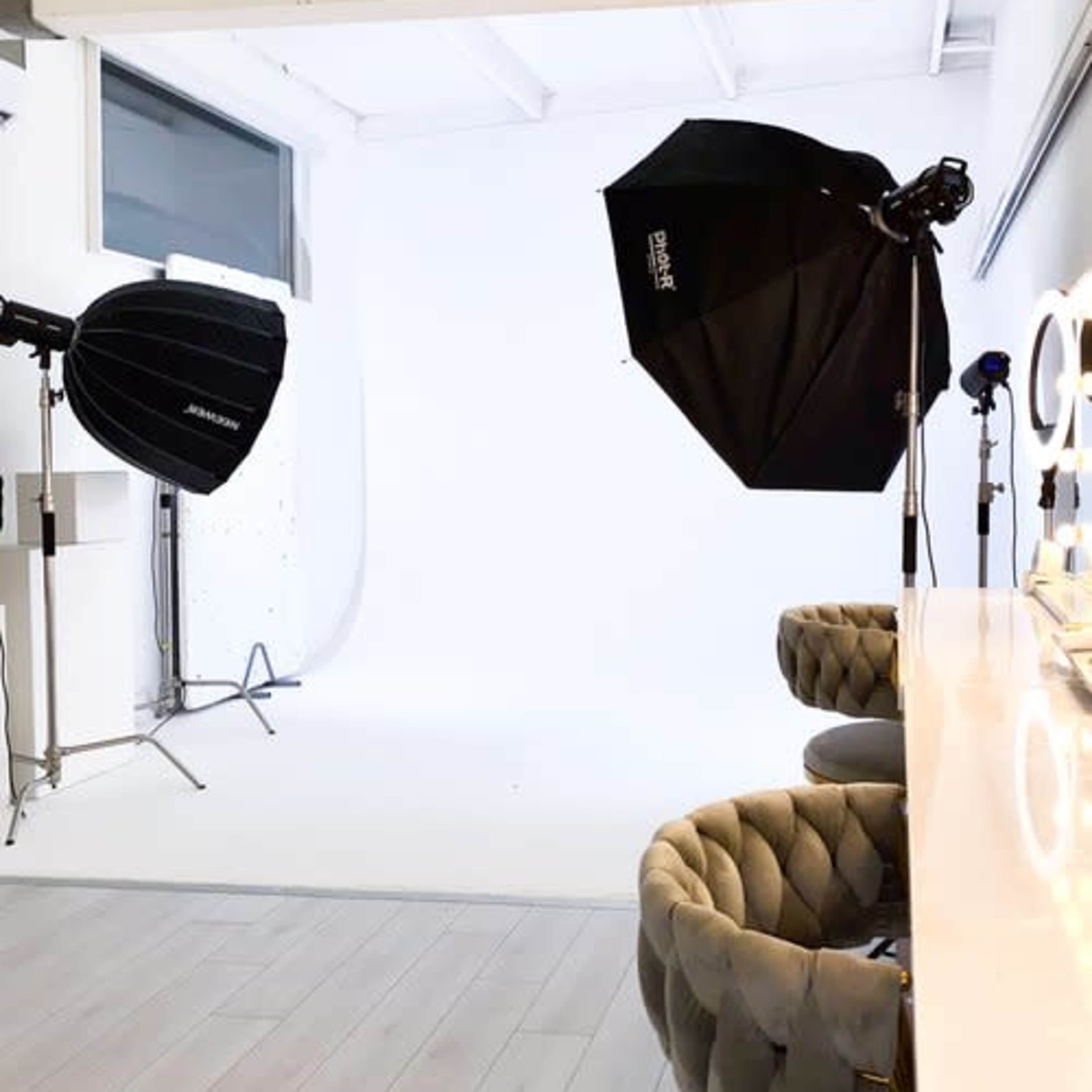 Fresh minimal photography studio with infinity cove Image in London, London, England