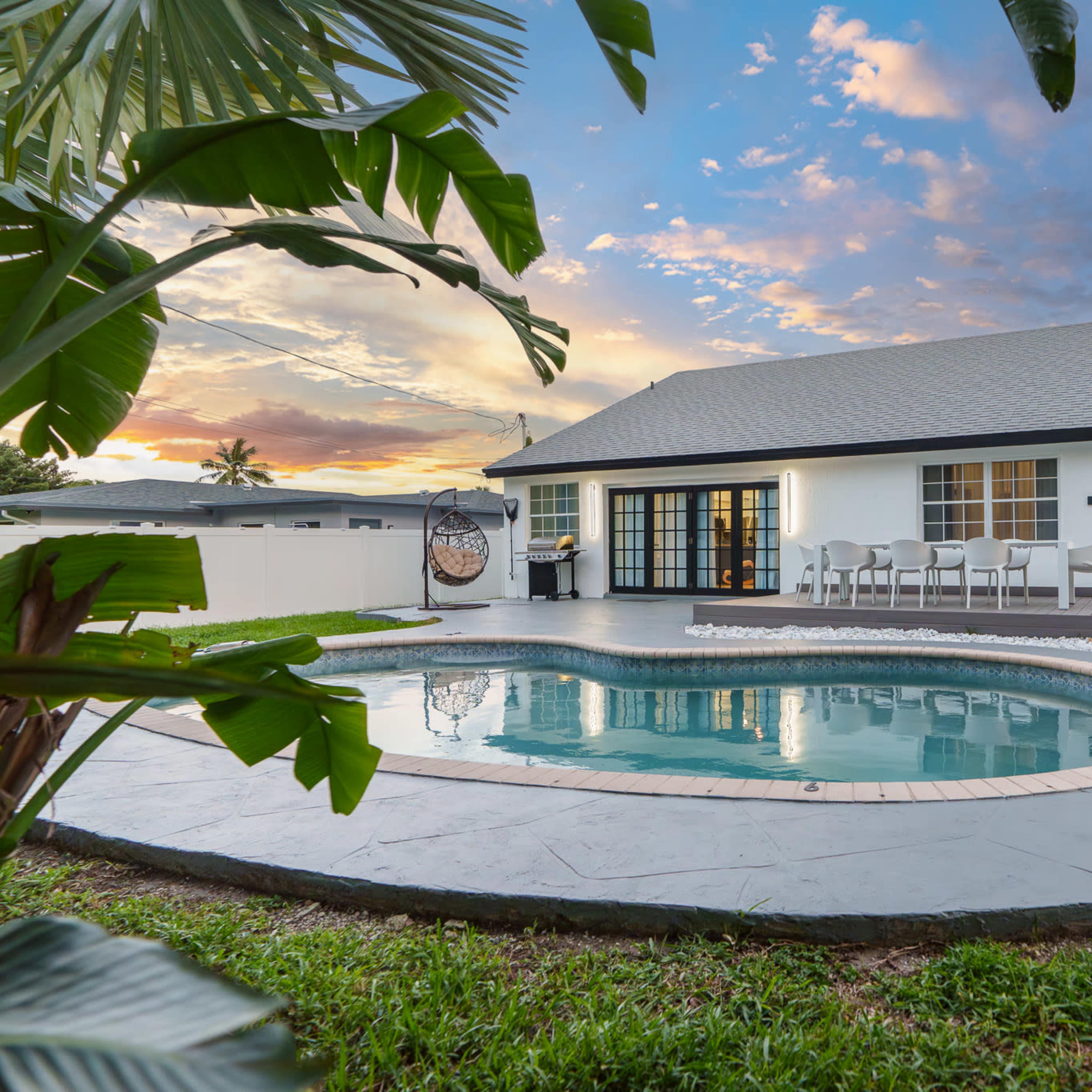 Designer Open Pool House 4 bed sleep 10 NEW games Image in Edgewood, Fort Lauderdale, FL