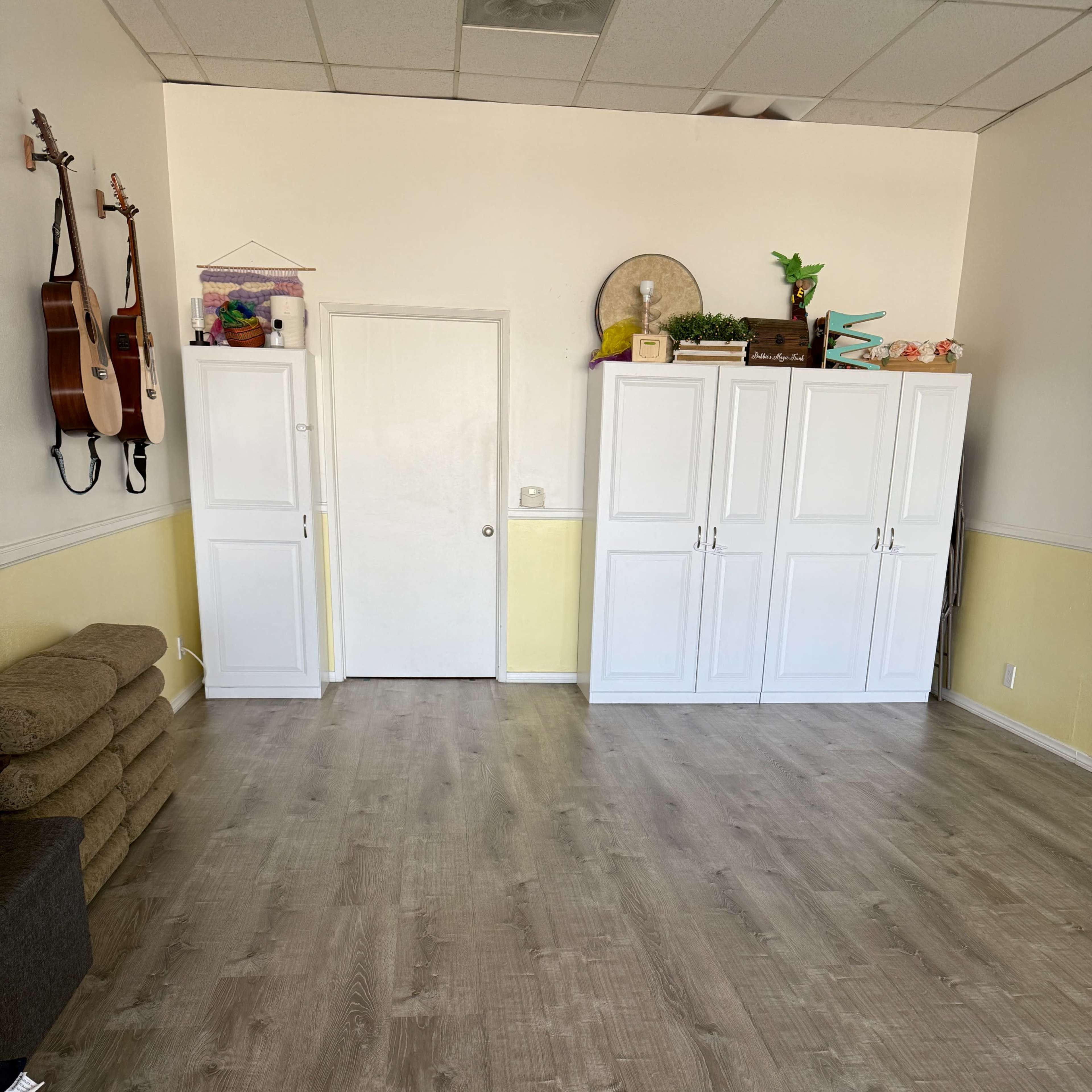Bright, clean & cozy studio perfect for small classes, photo shoots, and meetings in a walkable neighborhood Image in Sherman Oaks, Los Angeles, CA