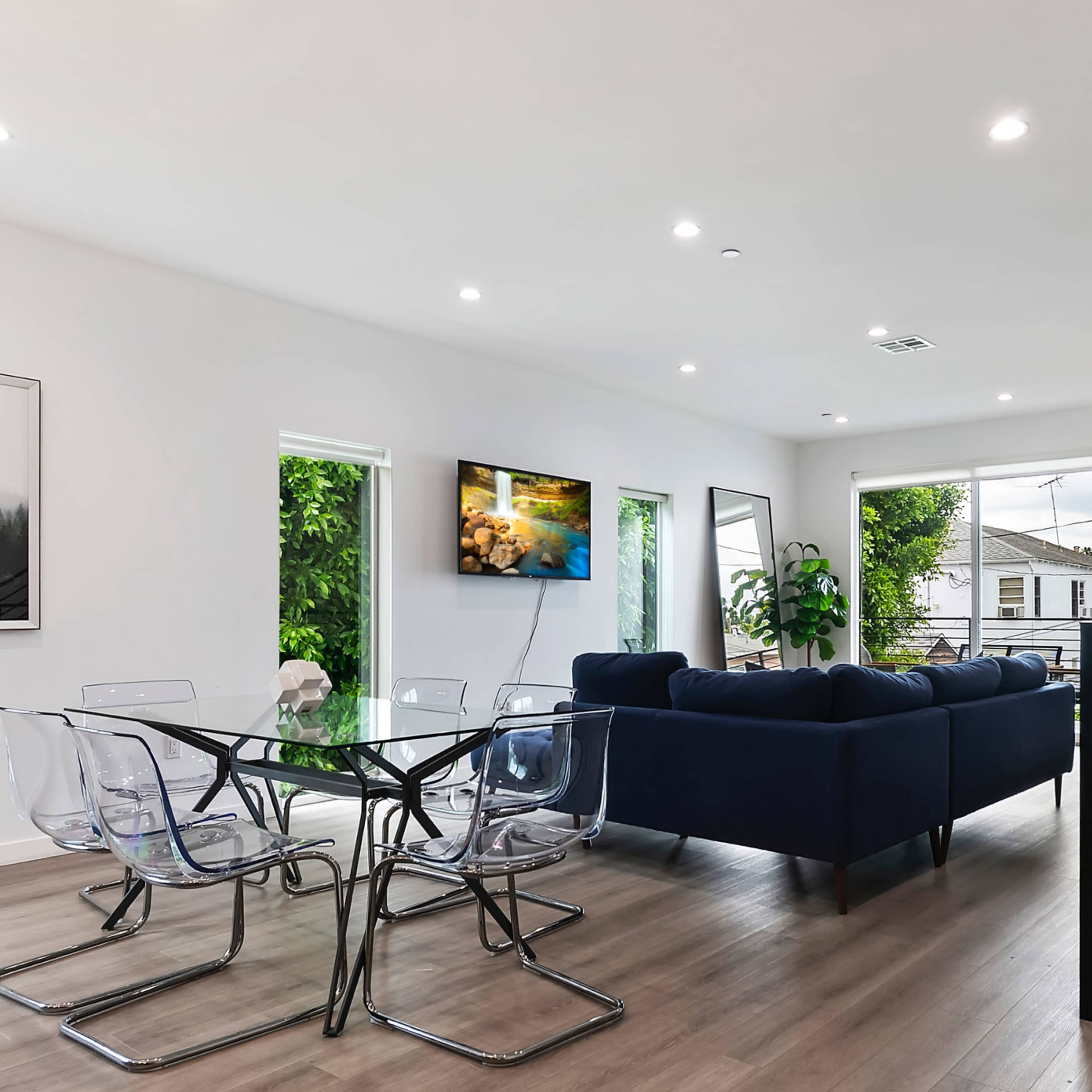3 level townhome- Natural lighting and high ceilings Image in Hollywood, Los Angeles, CA