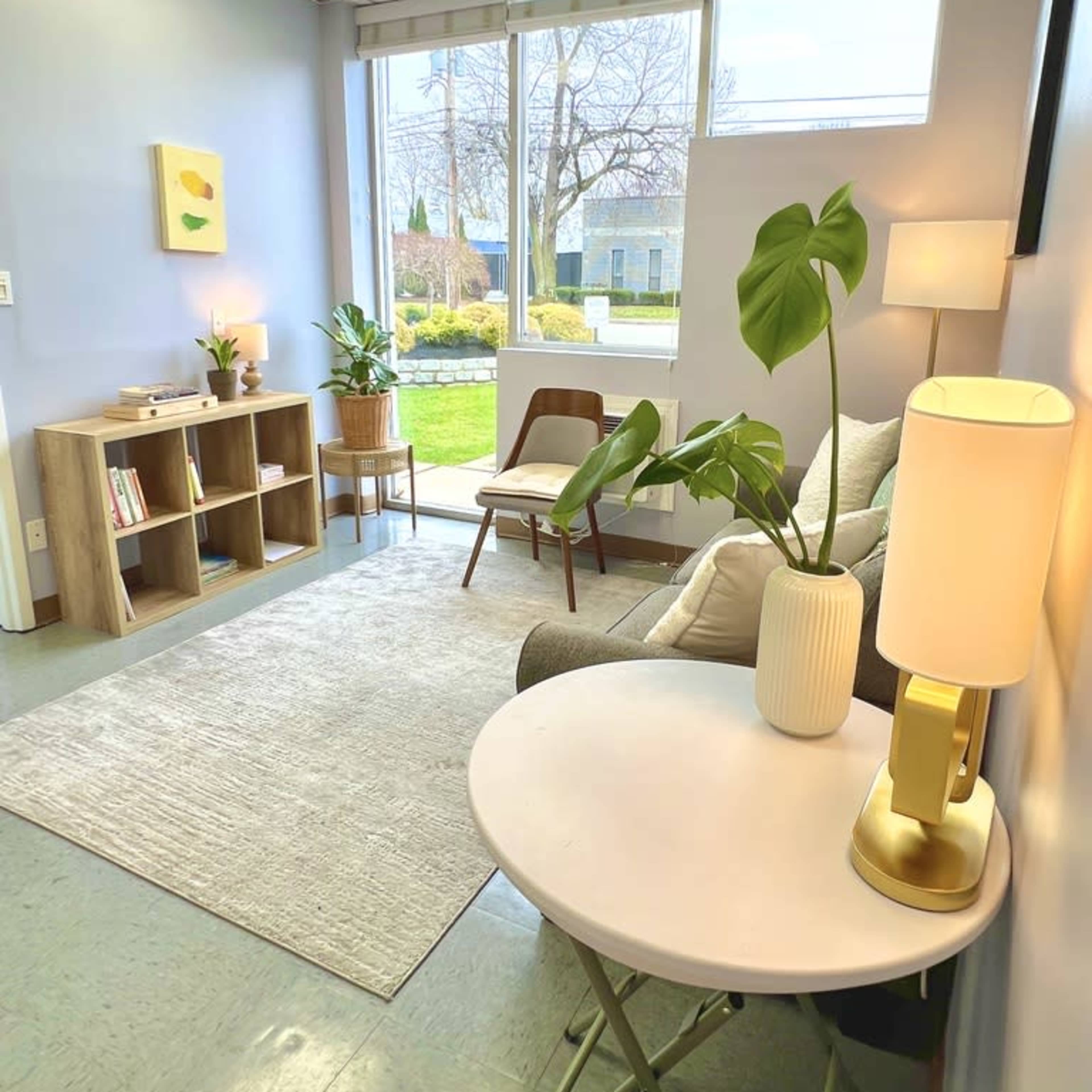 Cozy & Quiet Urban Studio with Free Onsite Parking – West Babylon Image in Babylon, West Babylon, NY