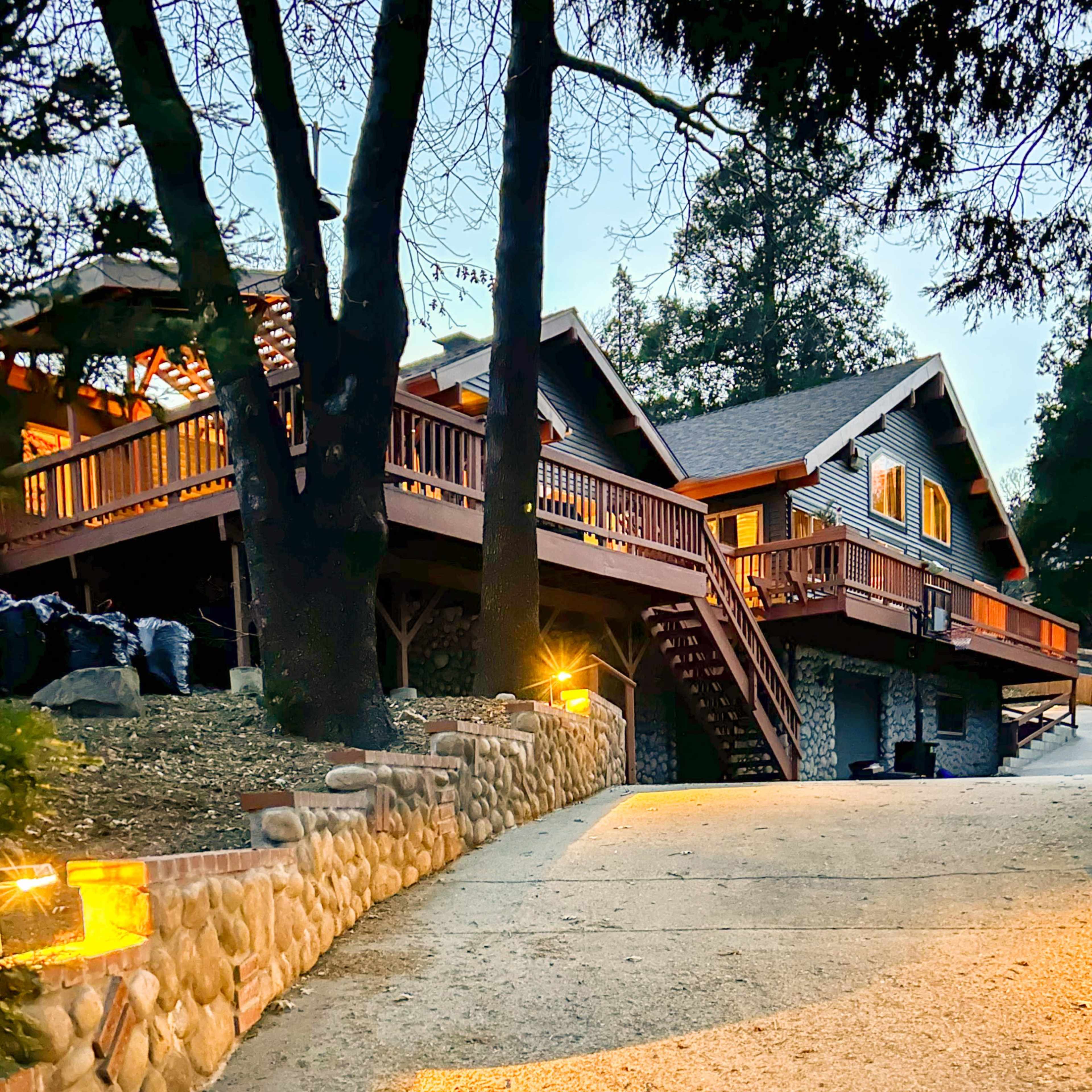 Large Entertaining Cabin in a Secluded Mountain Setting Image in , Lake Arrowhead, CA