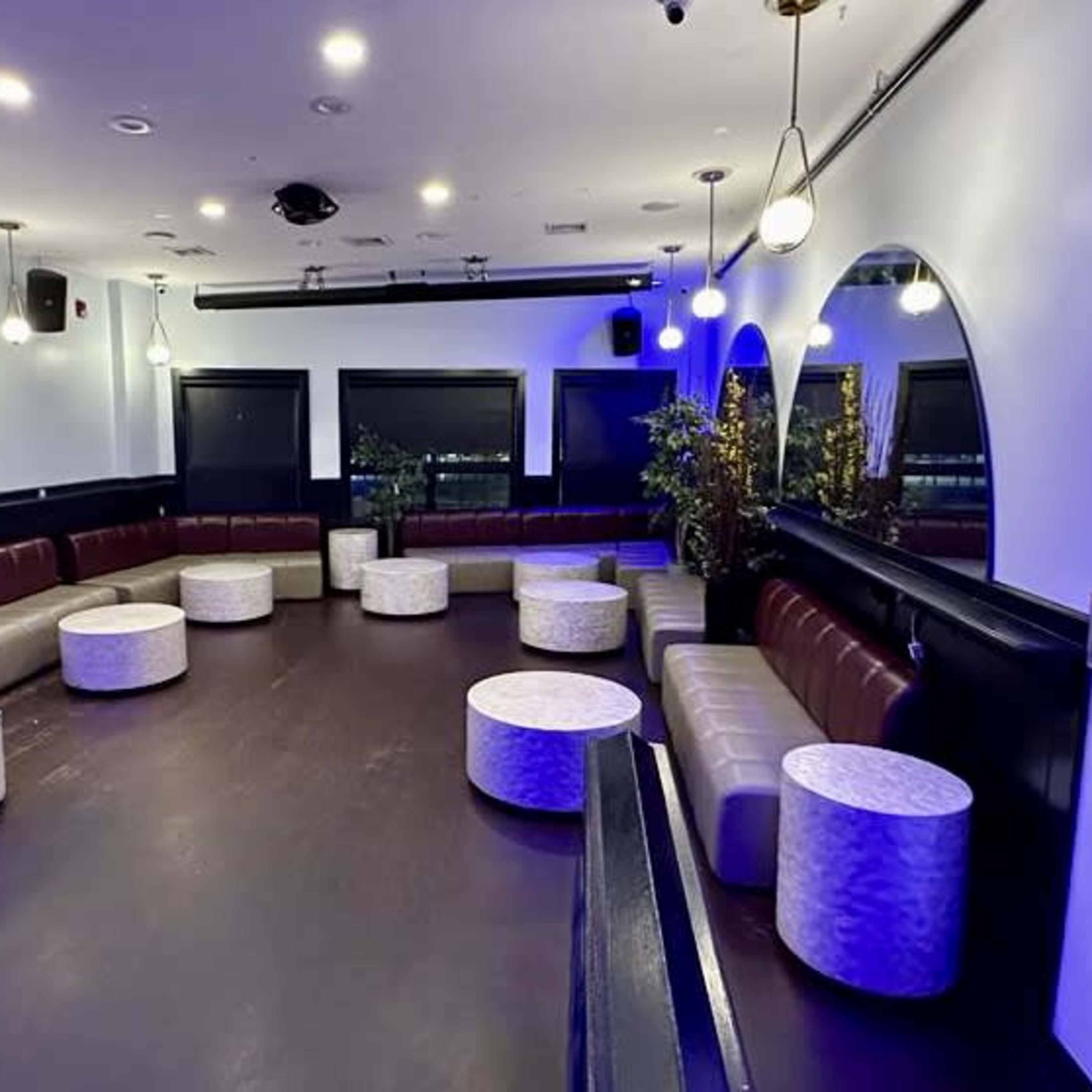 690 Park Lounge Restaurant Image in Cliffside Park, Cliffside Park, NJ