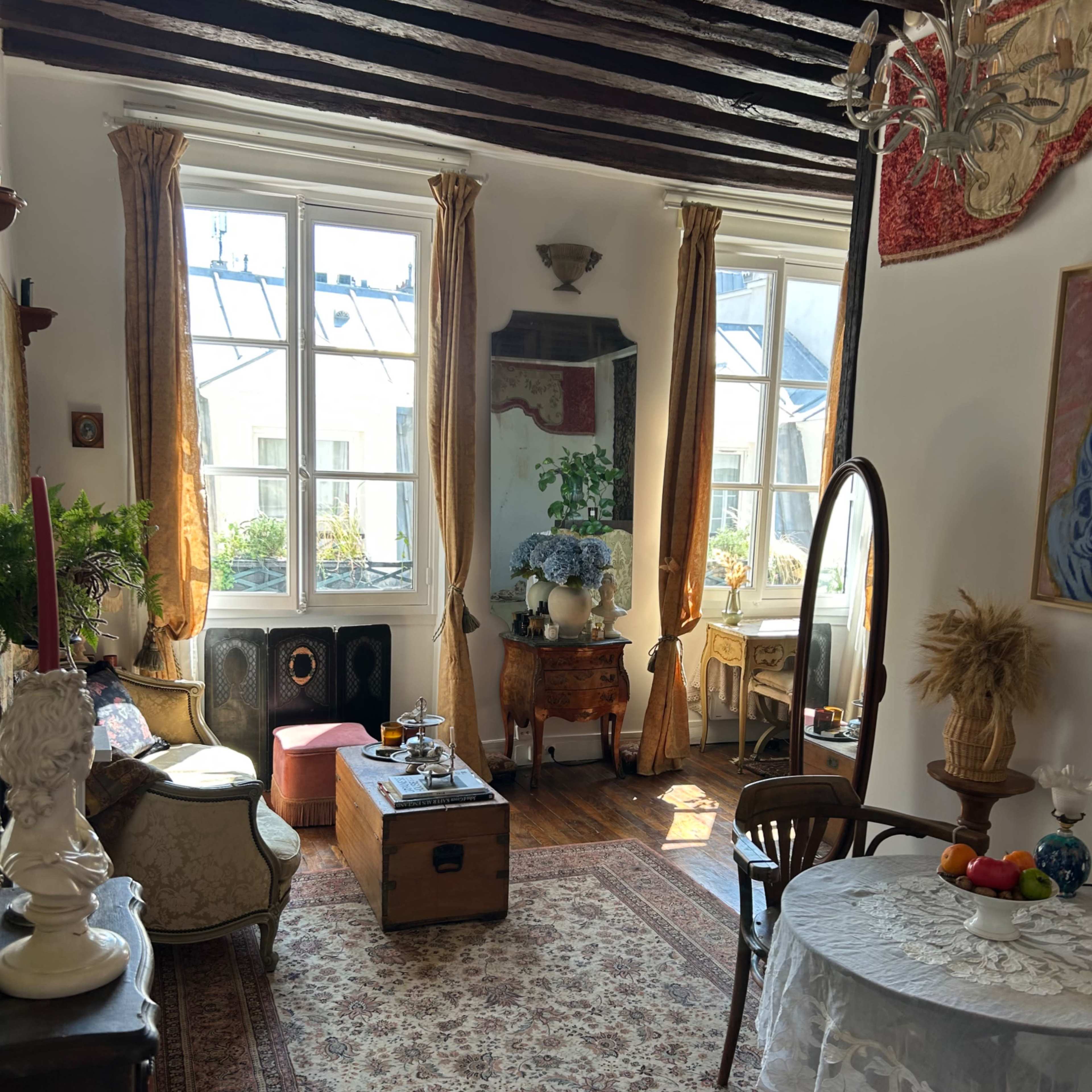 Loft au cœur du Marais avec poutre et grande hauteur sous plafond de style classique Image dans Upper Marais, Paris, Île-de-France