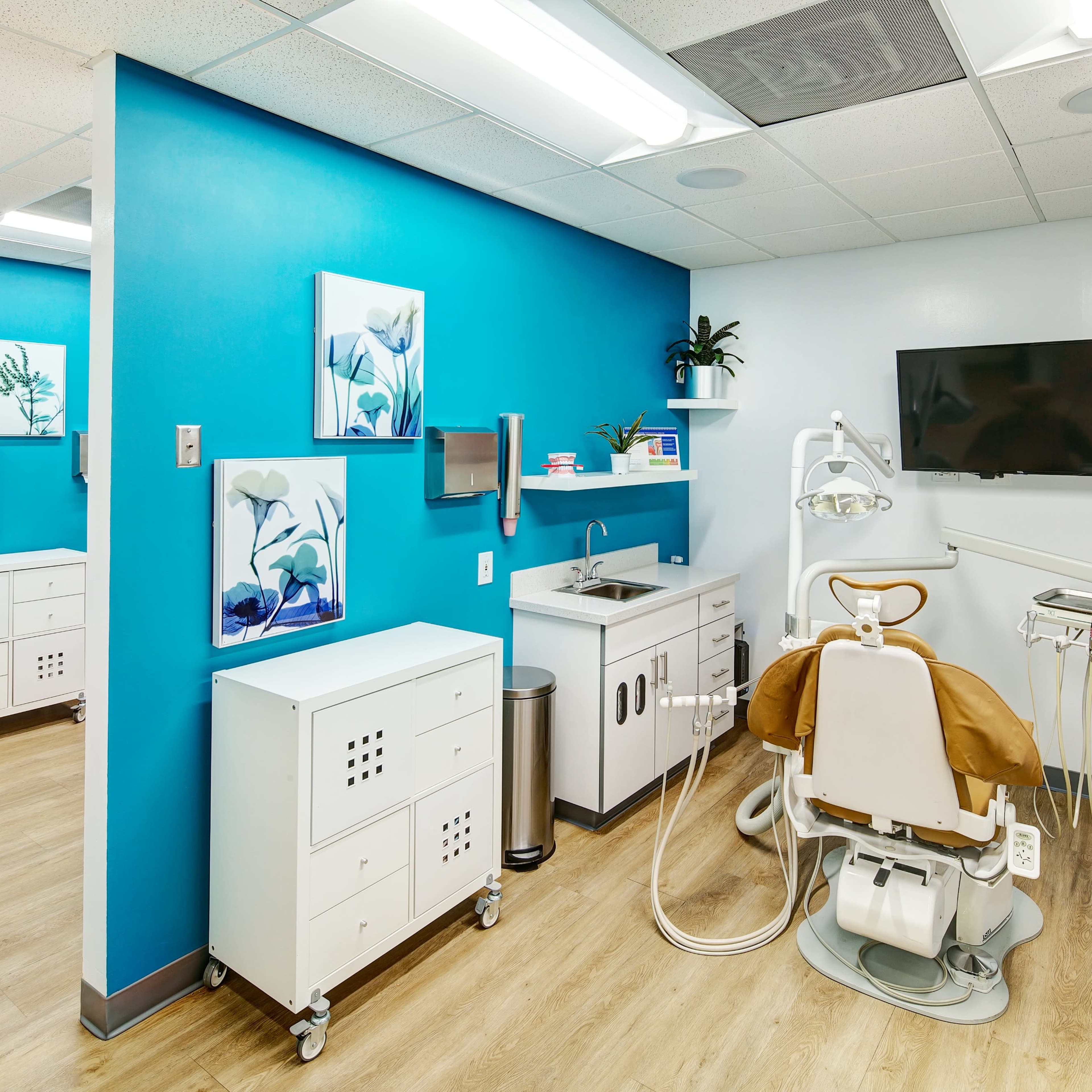 Dental clinic with dentist office with 8 treatment areas, reception, and waiting area Image in Woodland Hills, Los Angeles, CA