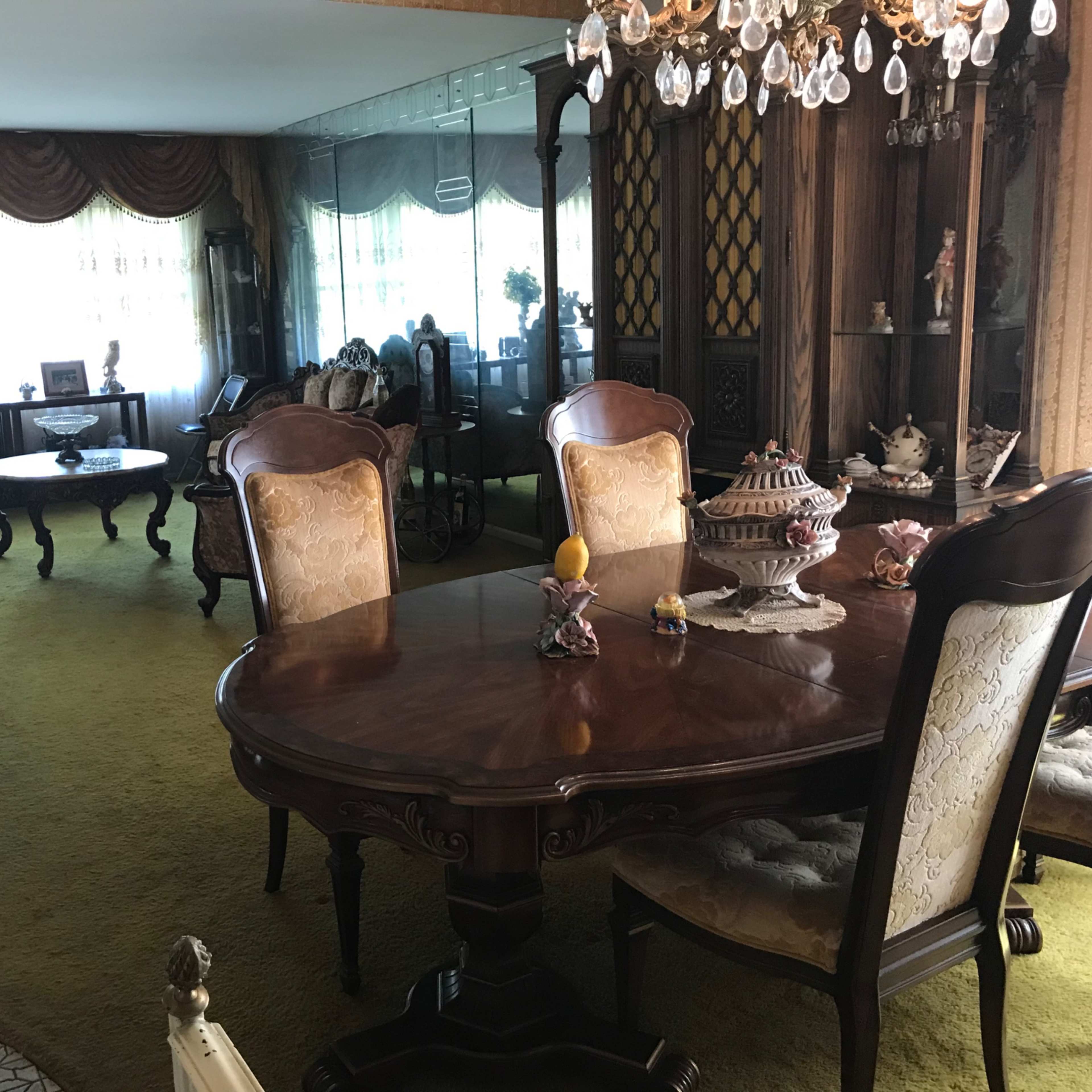 Upscale Split level Home with 18 ft ceilings with a 1970 feel. Image in Malba, Queens County, NY