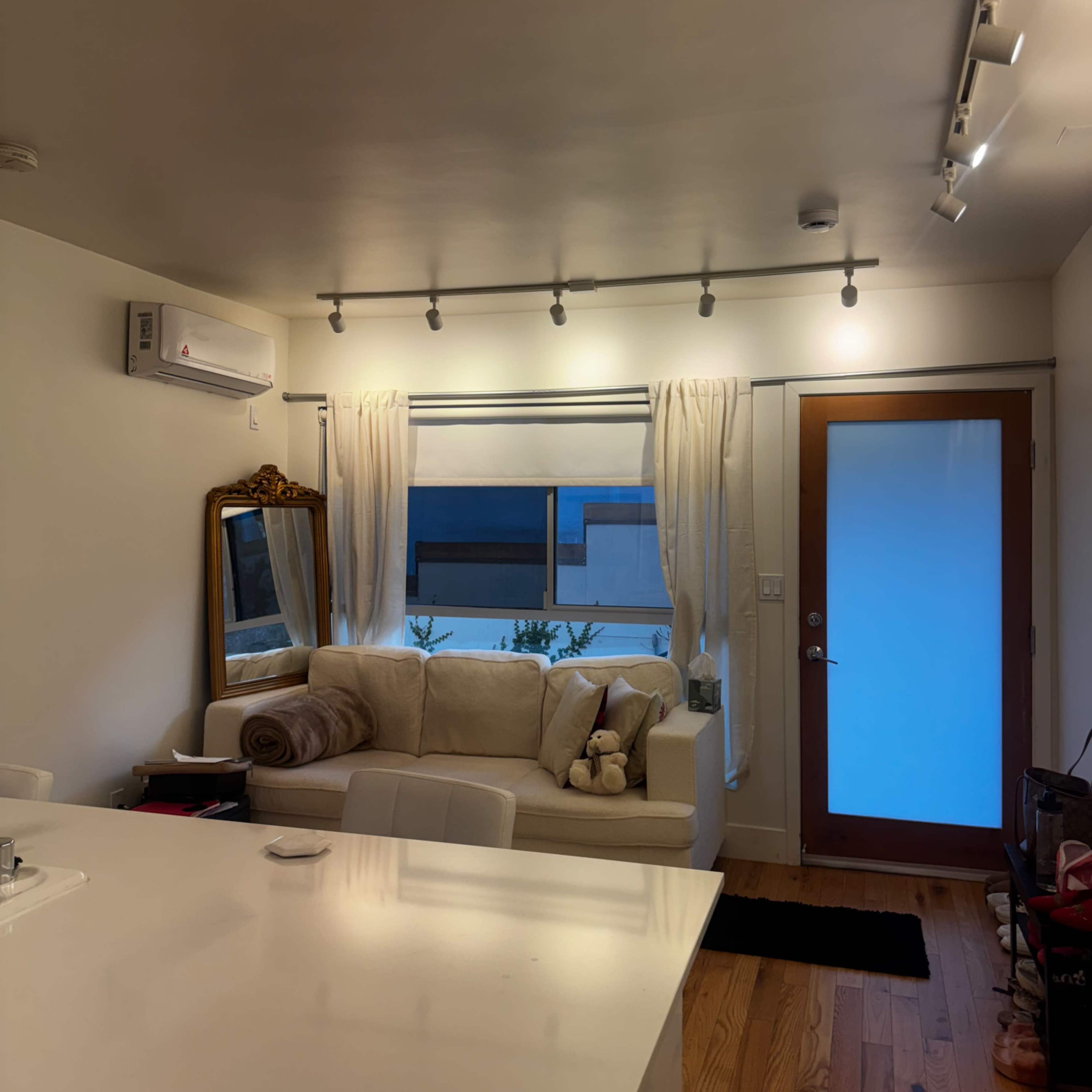 Modern Apartment with direct sunlight Image in Koreatown, Los Angeles, CA