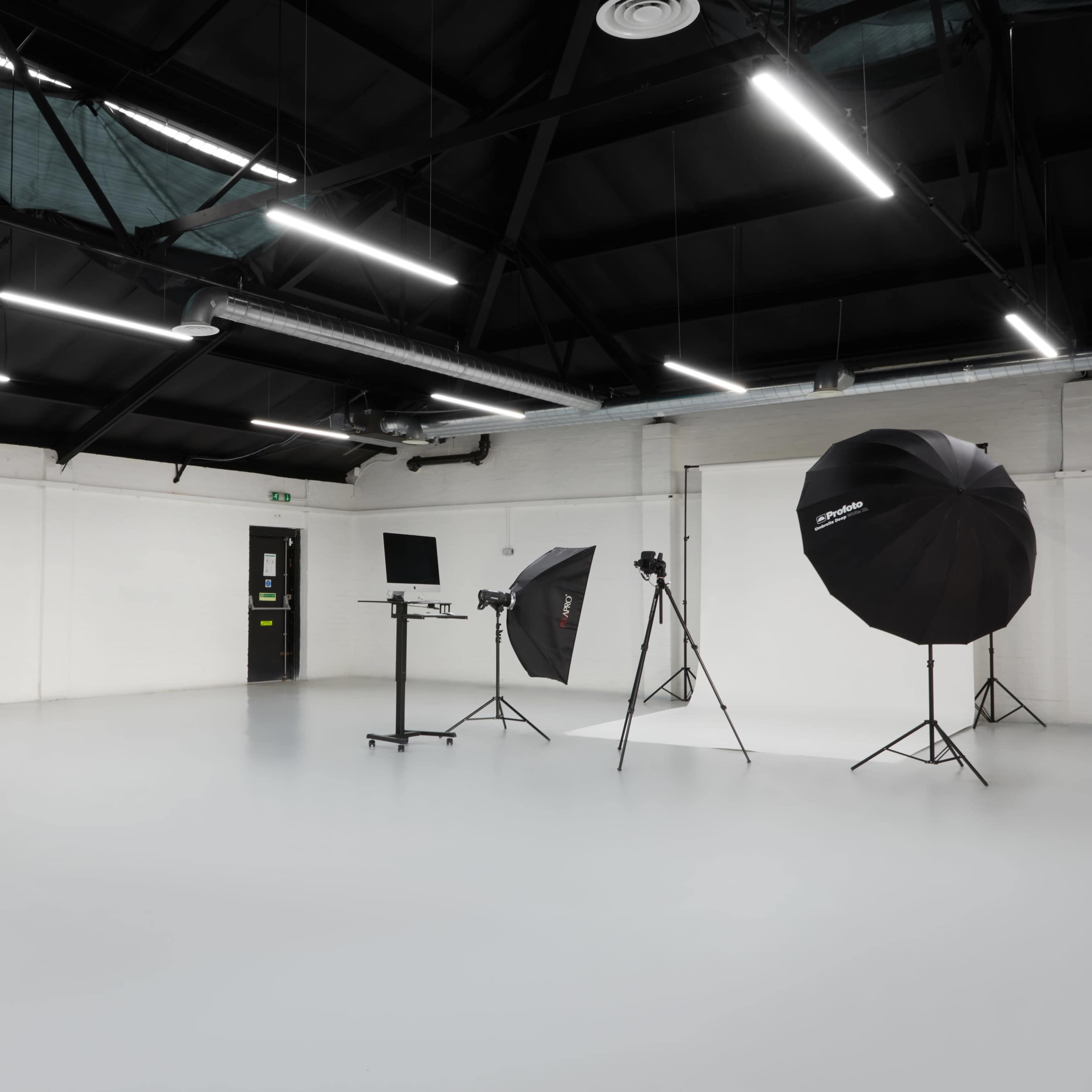 Large 2050 sqft Warehouse Studio Space Image in London, London, England