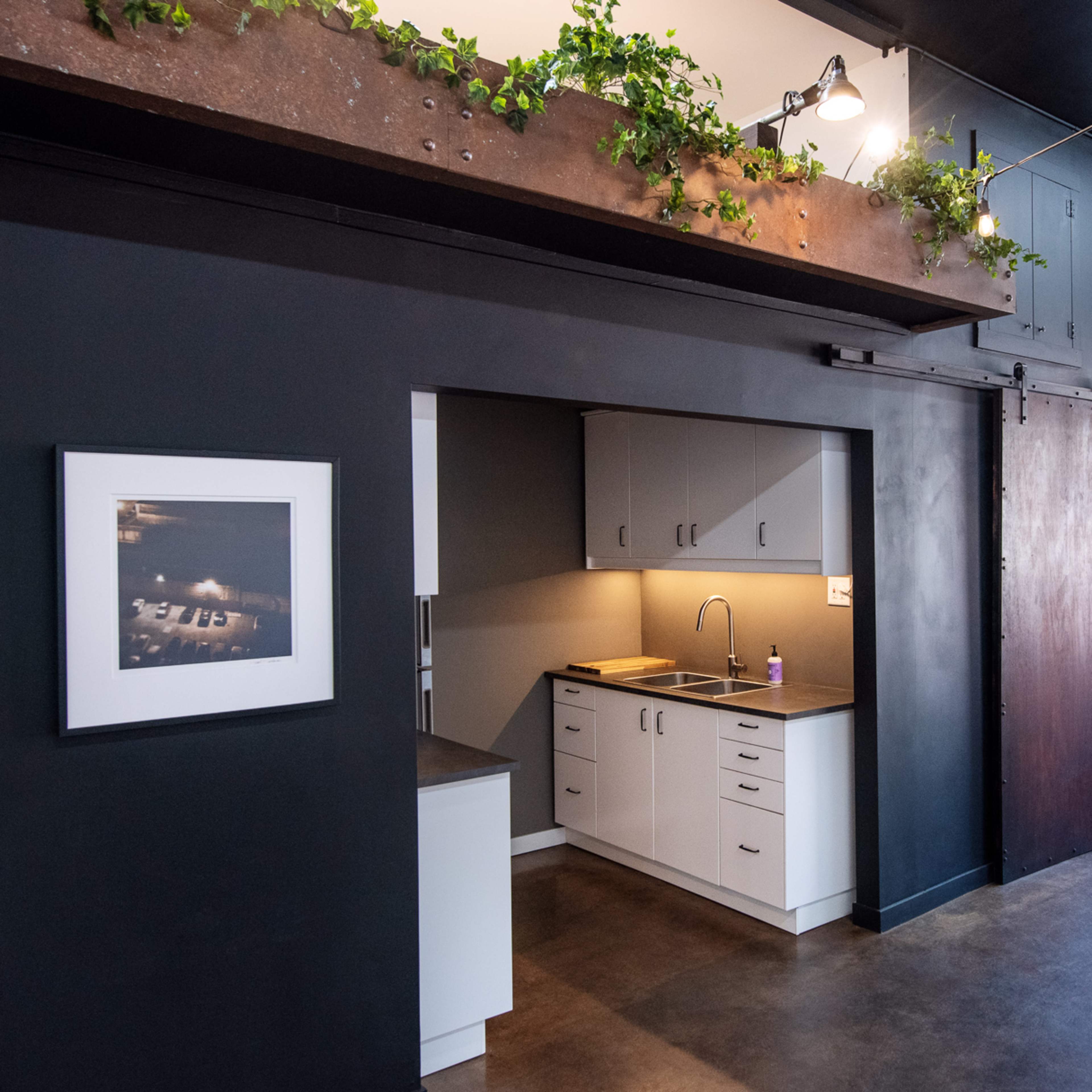 Gorgeous & Convenient Valley Storefront Studio Image in Magnolia Park, Burbank, CA