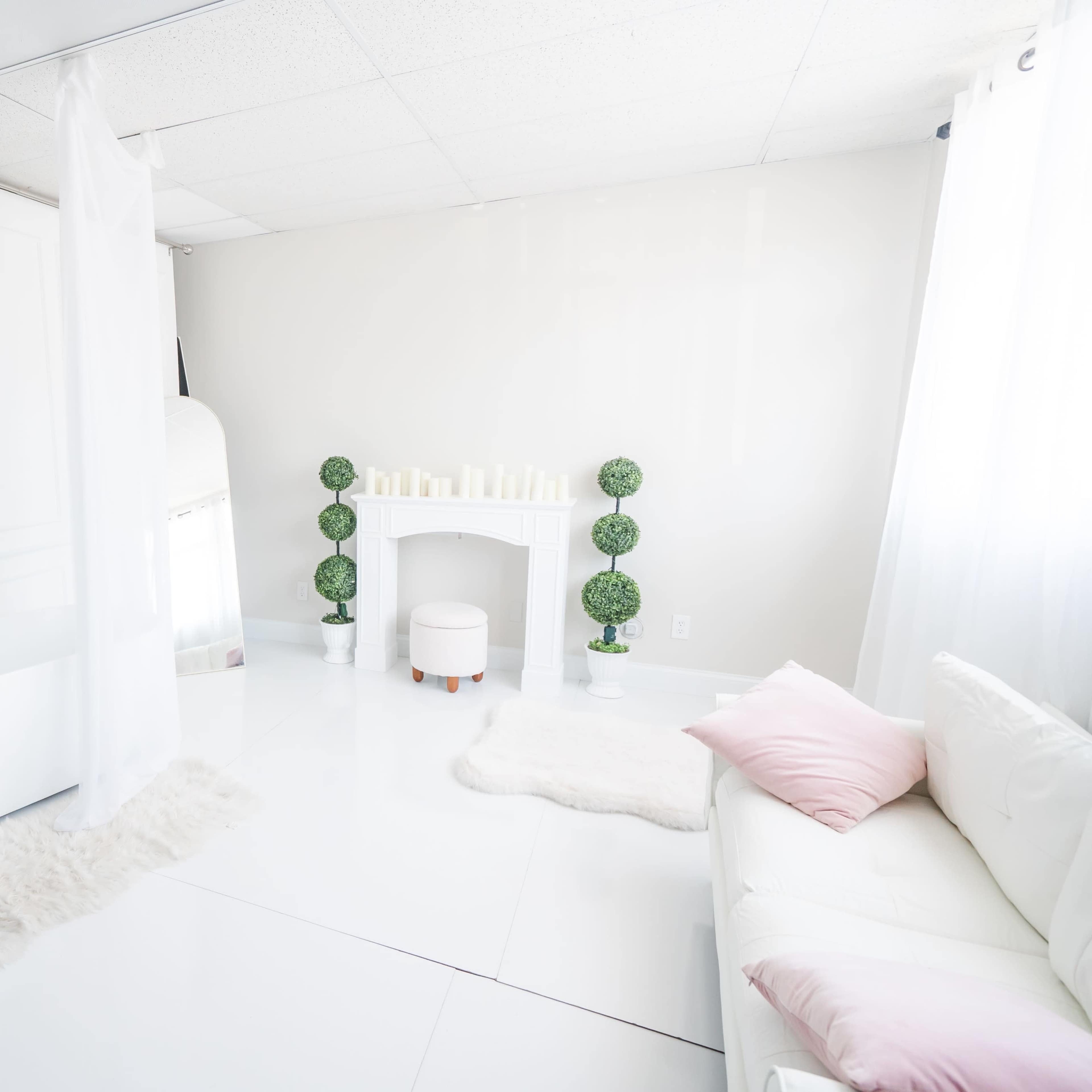 Versatile Photo Studio with Natural Light & Lighting Equipment Image in East Ridge, Chattanooga, TN