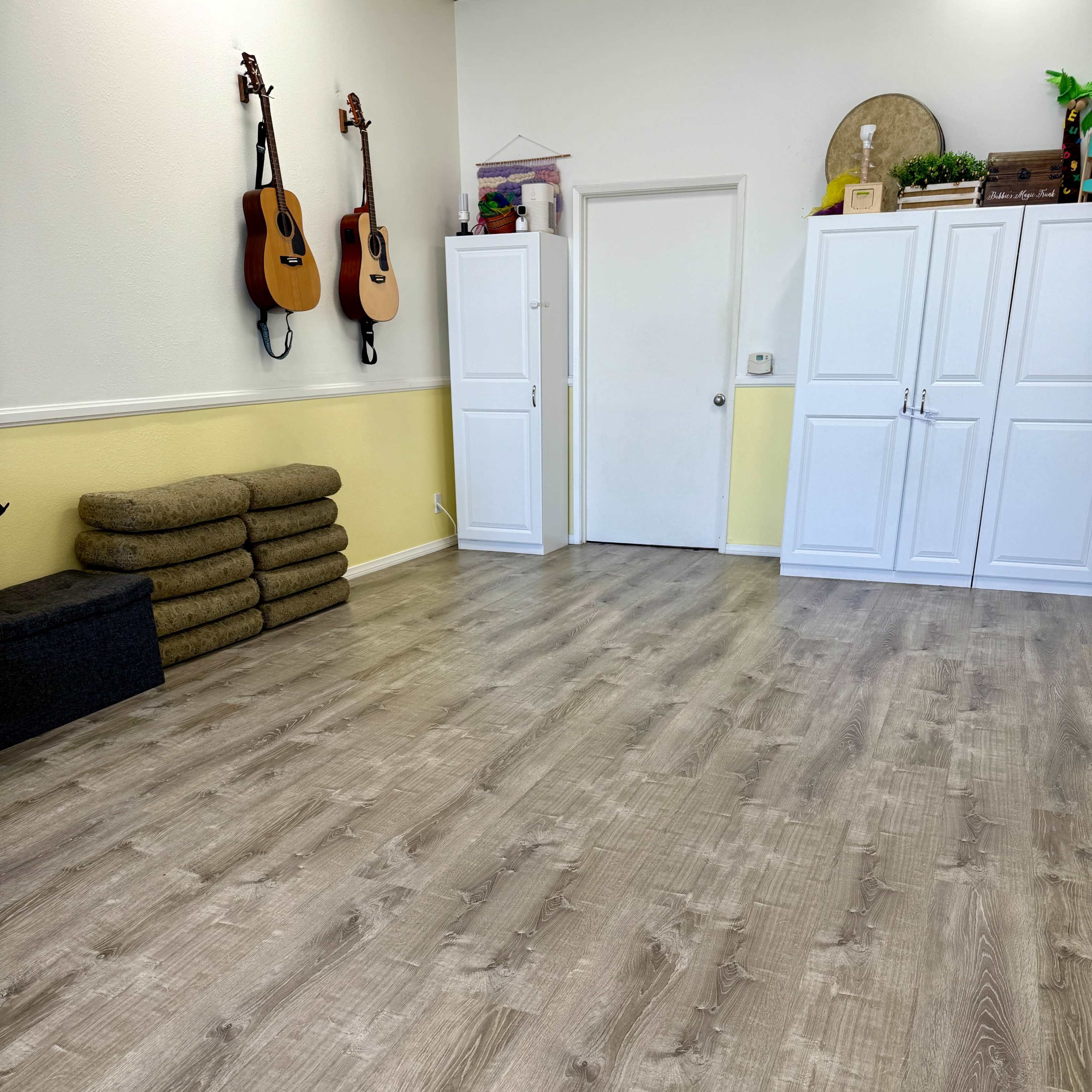 Bright, clean & cozy studio perfect for small classes, photo shoots, and meetings in a walkable neighborhood Image in Sherman Oaks, Los Angeles, CA