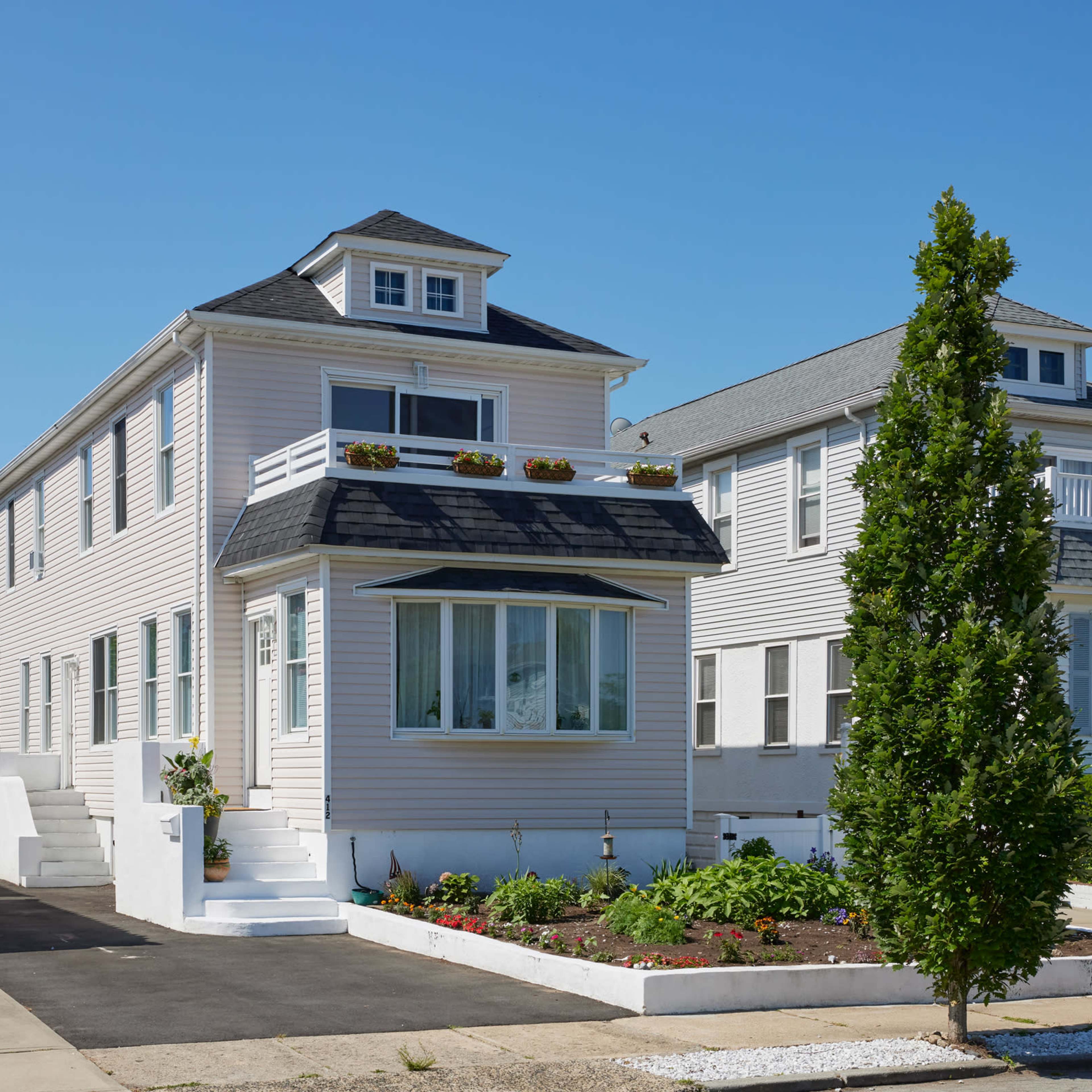 Cozy quiet garden home near the beach Image in Long Beach, Long Beach, NY