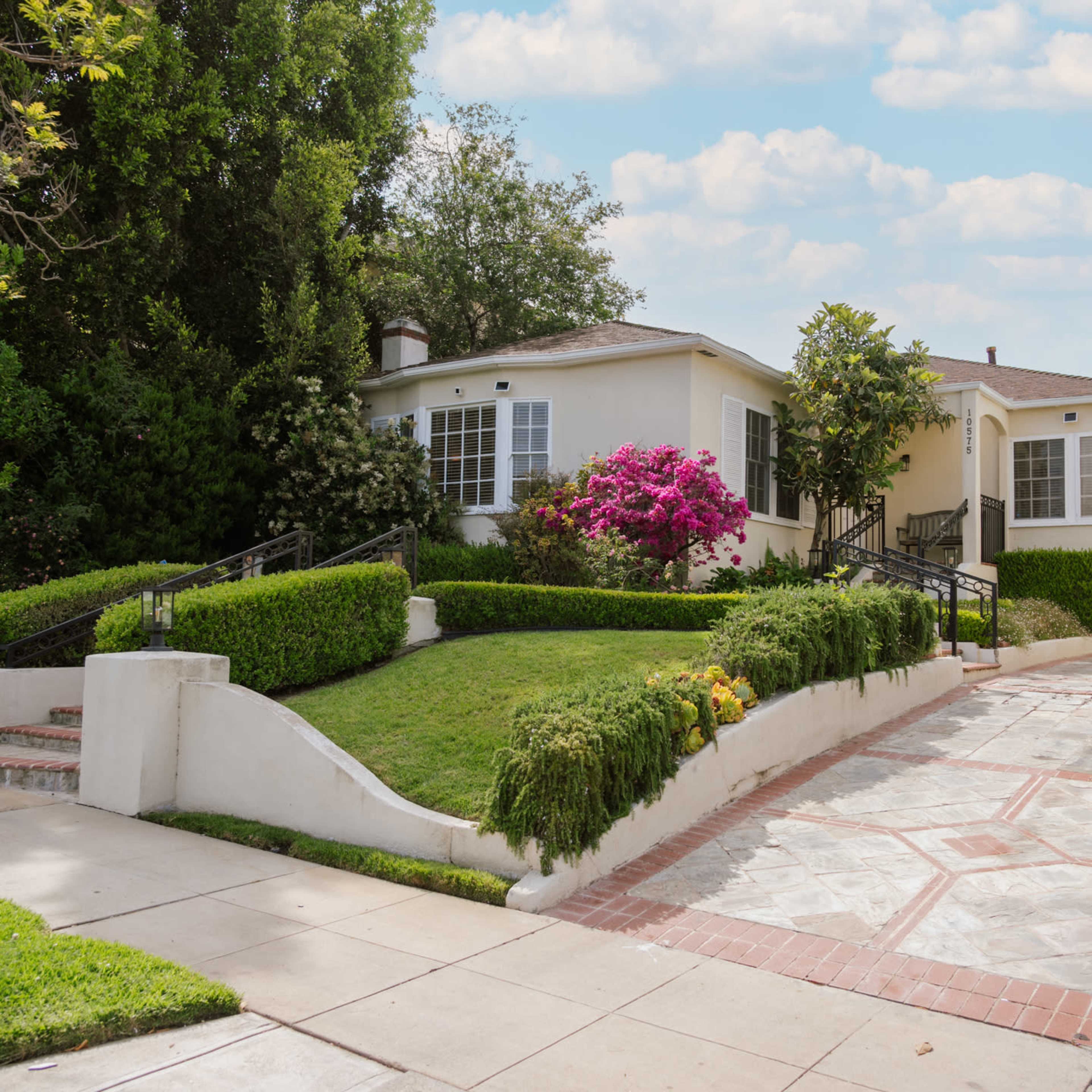 Aesthetic 4BR Home Minutes from UCLA Campus Image in Westwood, Los Angeles, CA