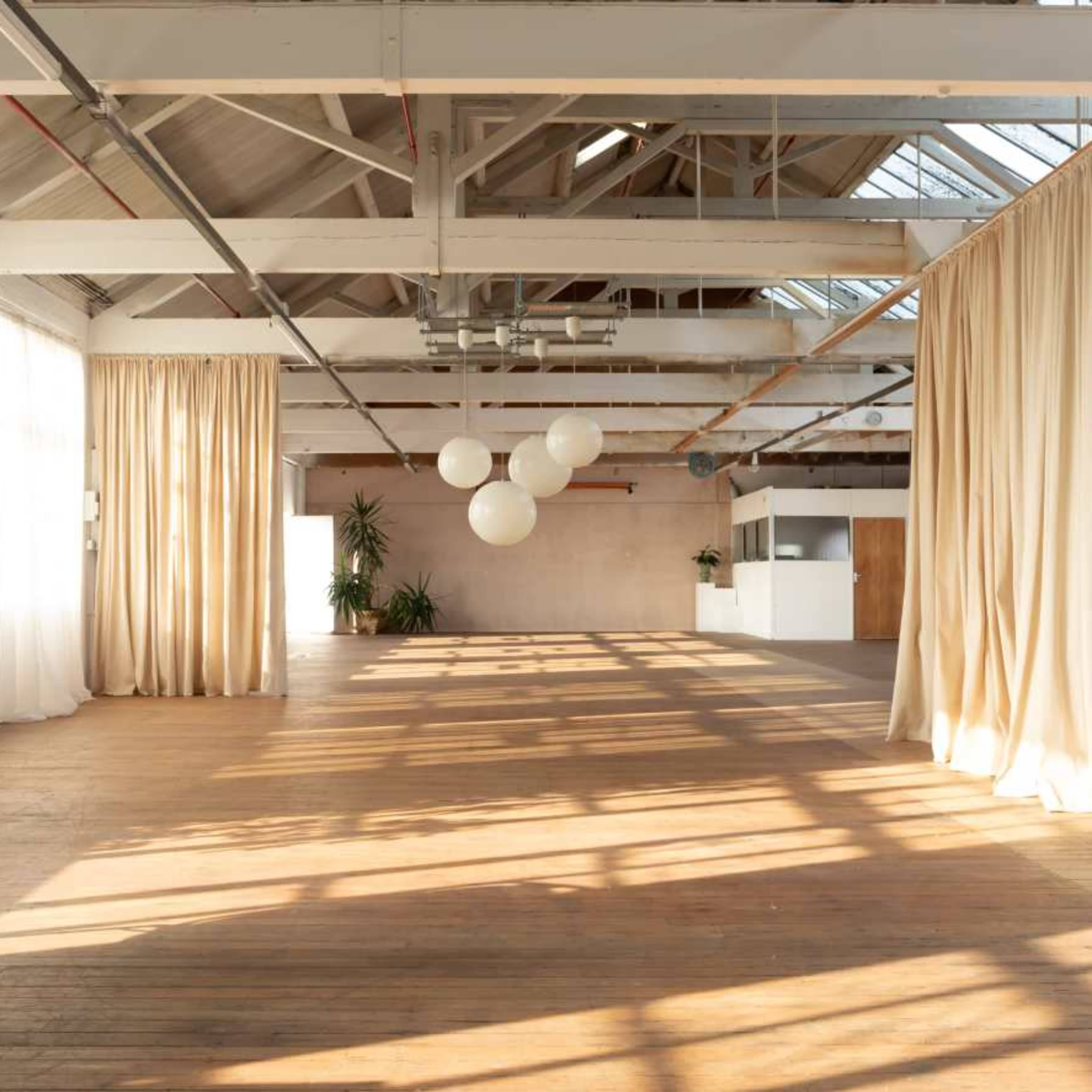 Daylight studio, Victorian Industrial Textile factory, Loft space, Kitchen Studio Image in Leicester, Leicester, England