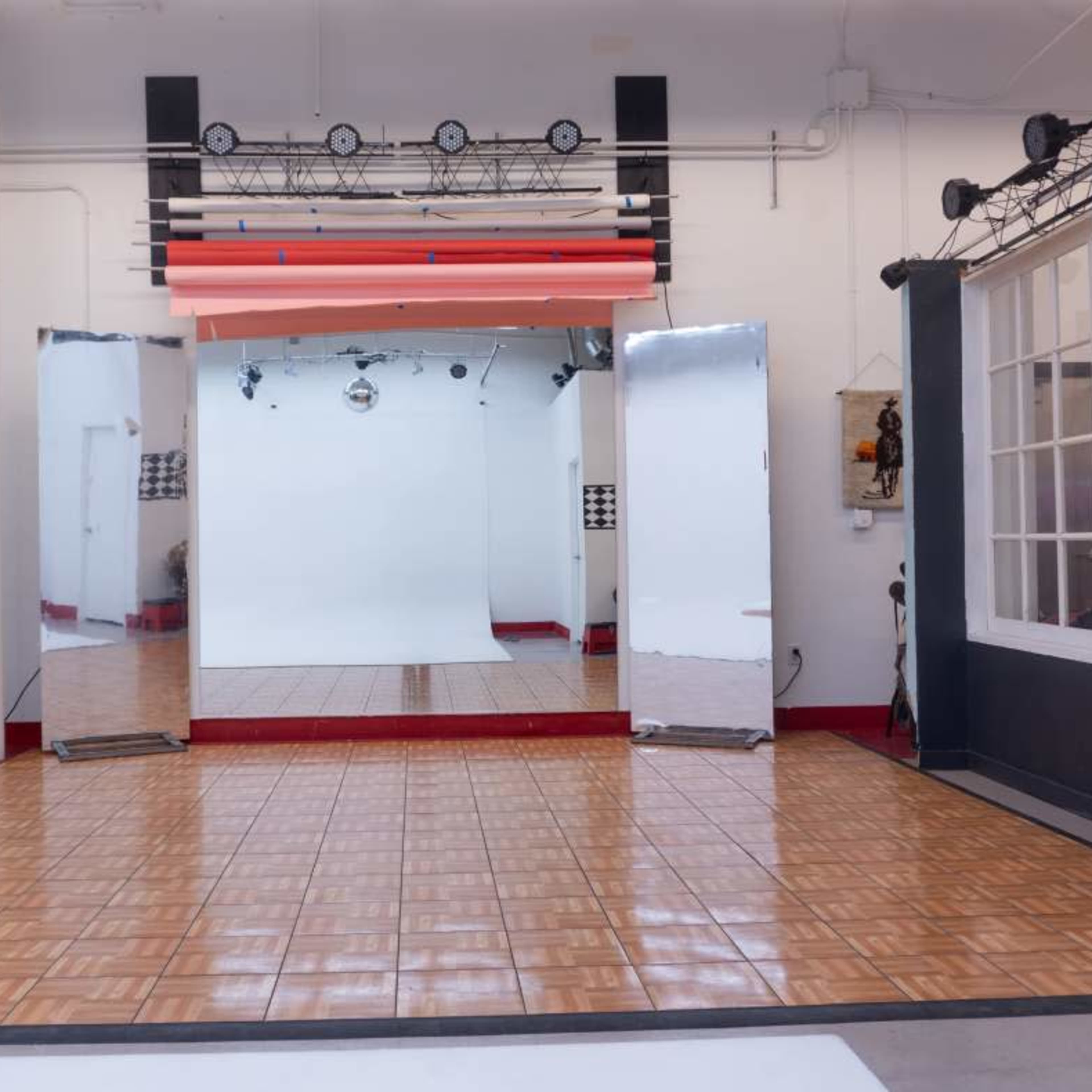 Friendly creative photo and dance rehearsal studio space with Cyclorama adjacent to the strip. Easy parking.! Image in Paradise, Las Vegas, NV