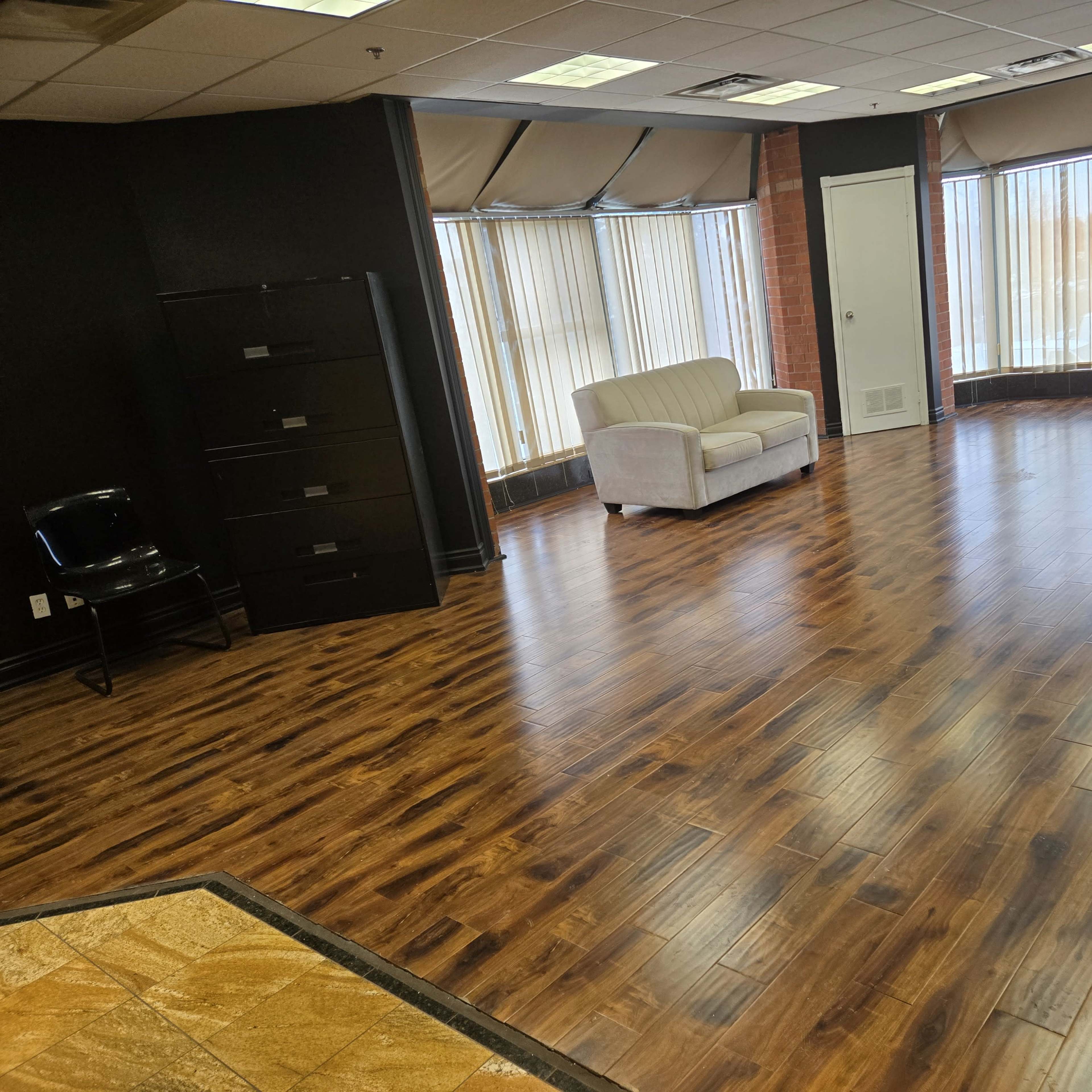 Office or studio space with lots of amenities close by. Image in Woodbridge, Vaughan, ON