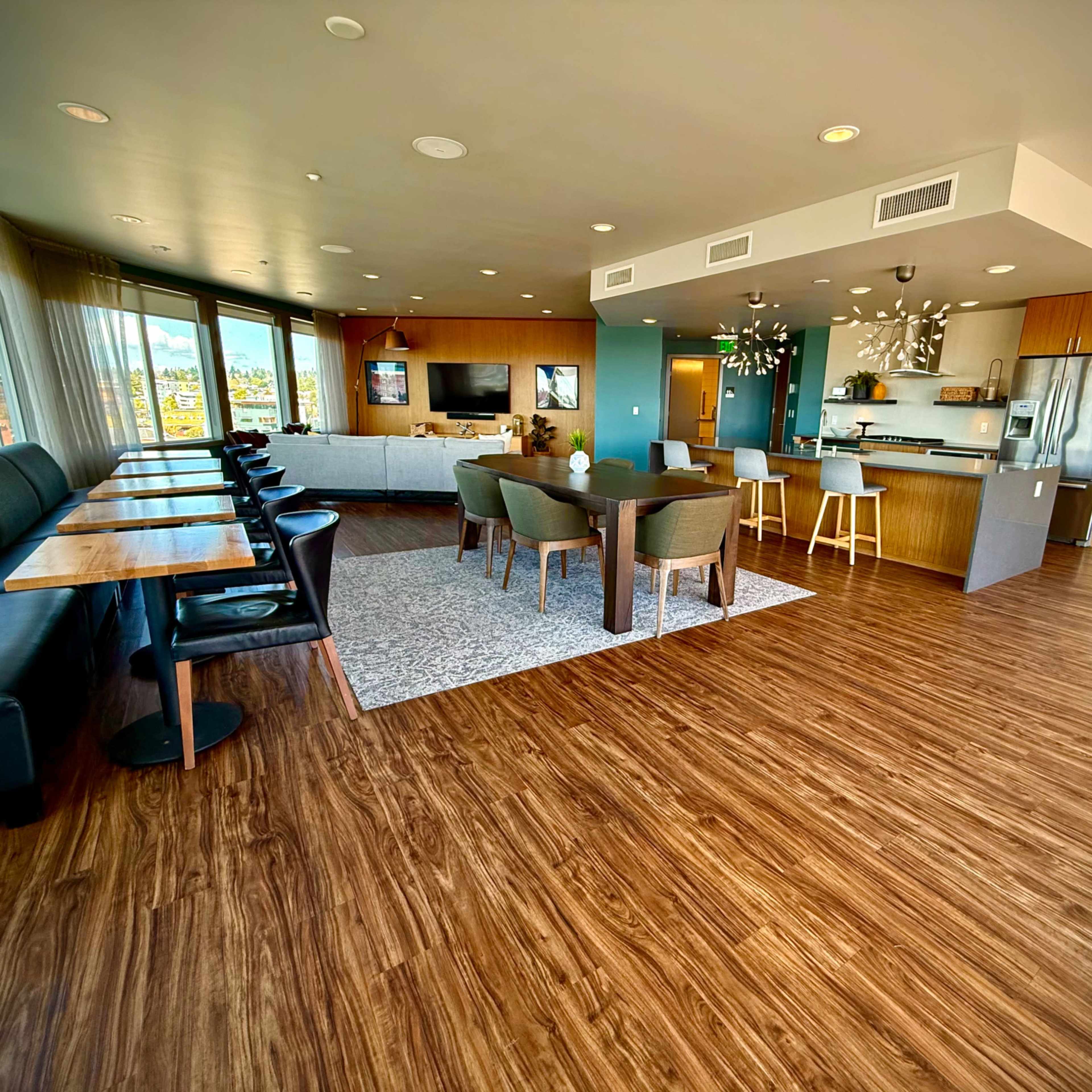 Ballard Skyline Lounge with Mountain Views Image in Adams, Seattle, WA