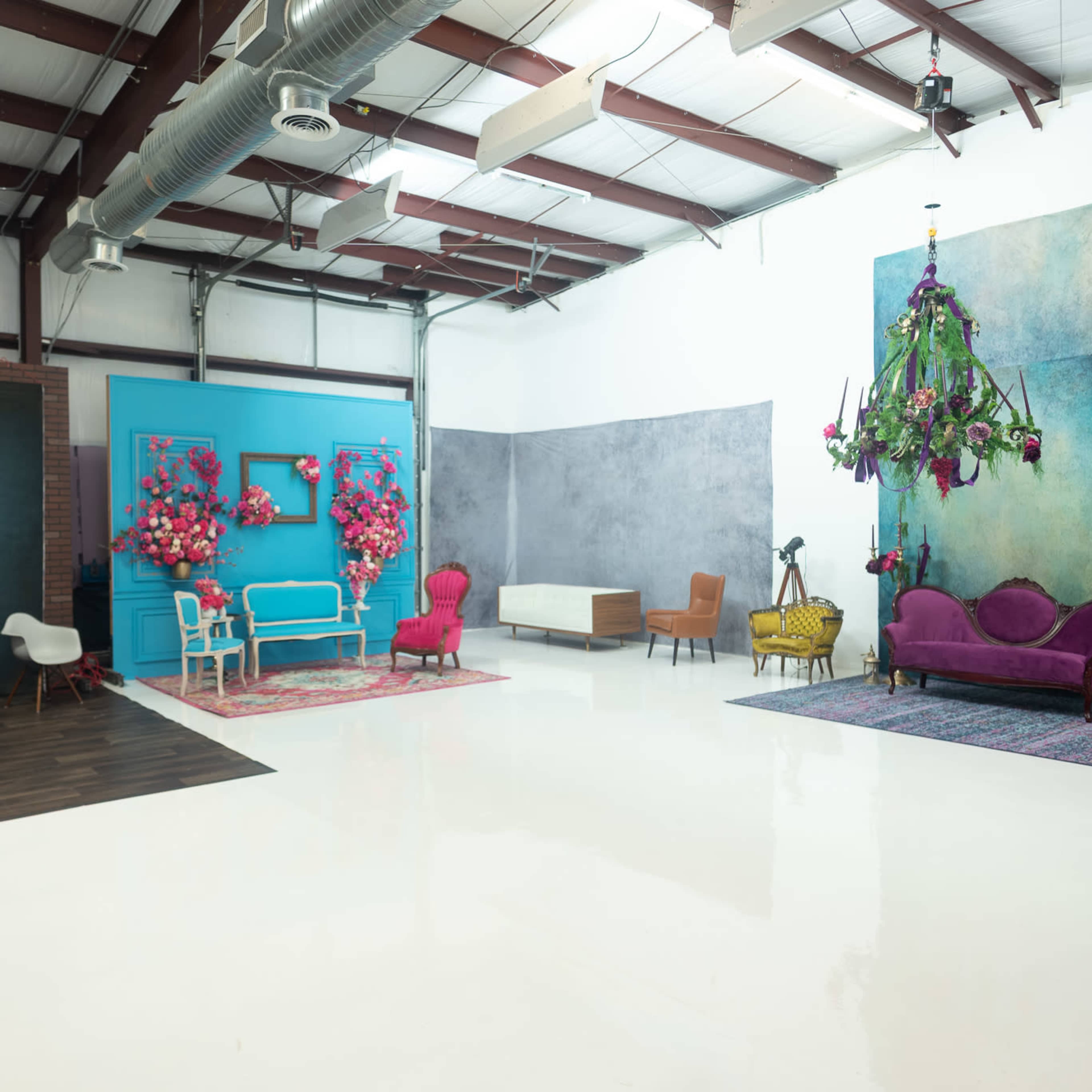 All in one: white canvas, multi set and multi purpose large studio Image in Pasadena, Pasadena, TX