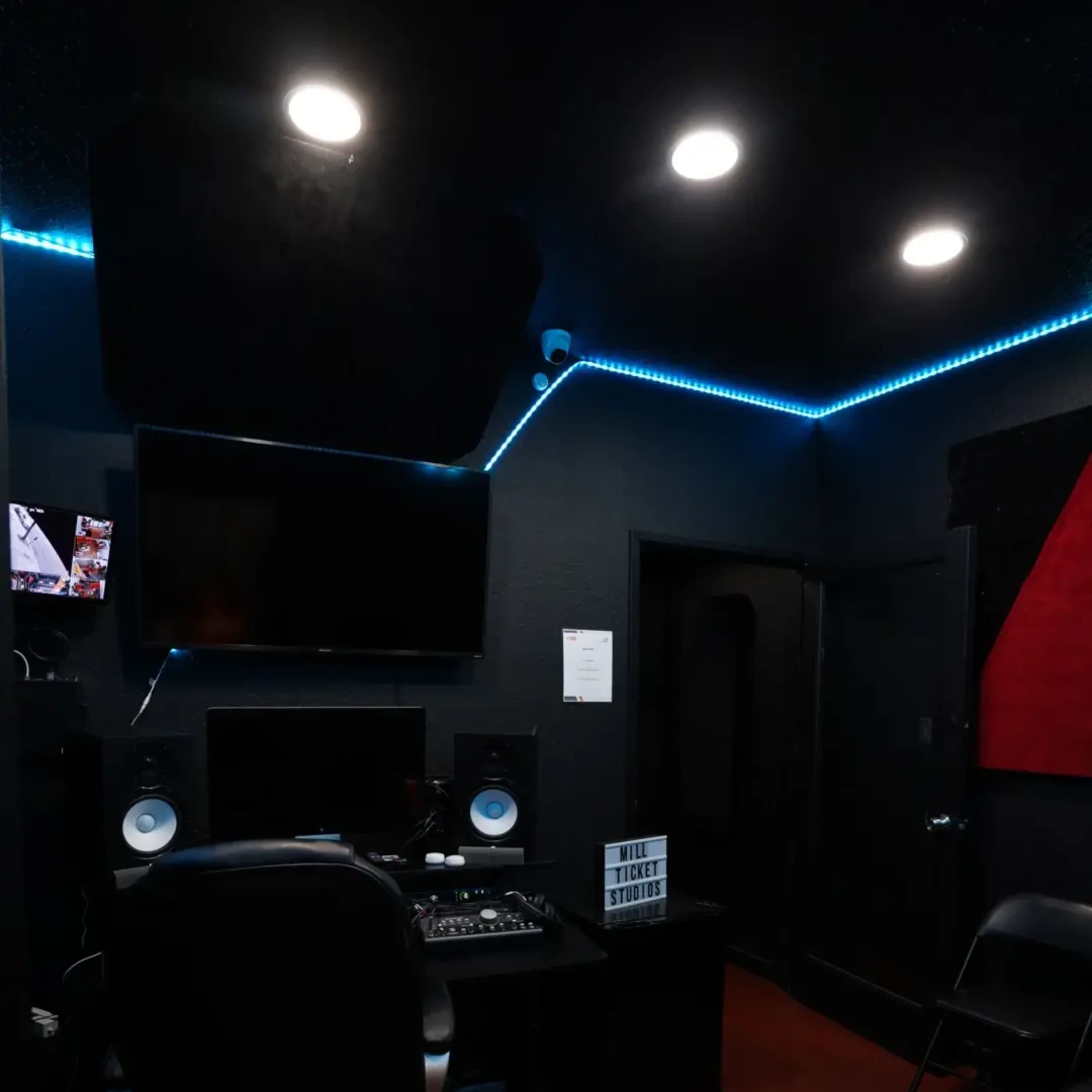 Versatile Downtown LA Creative Studio: Recording, Photo Shoots & Podcasts Image in Central LA, Los Angeles, CA