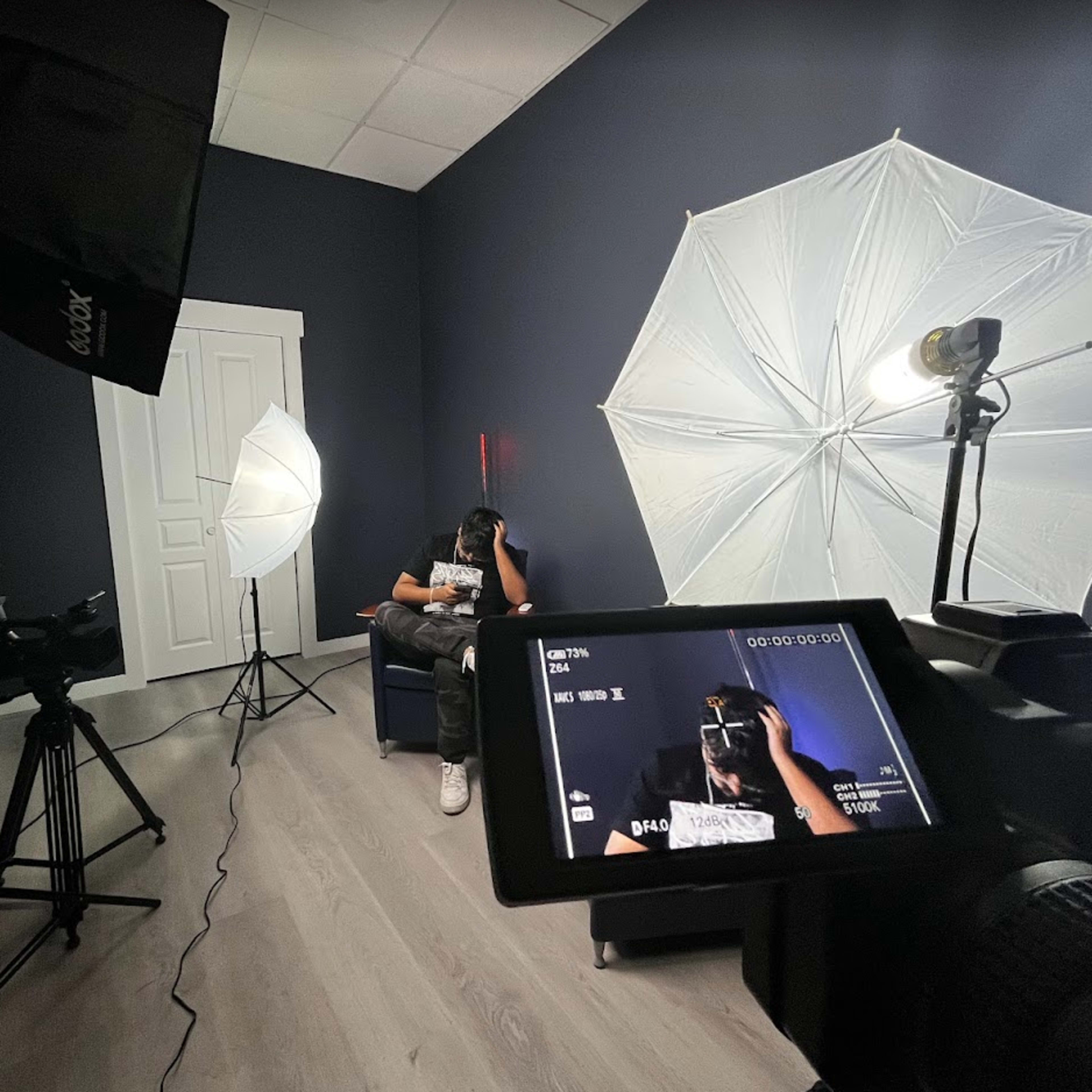 21 ft high ceiling Photo/Video Studio on Centre Street Image in Northwest Calgary, Calgary, AB