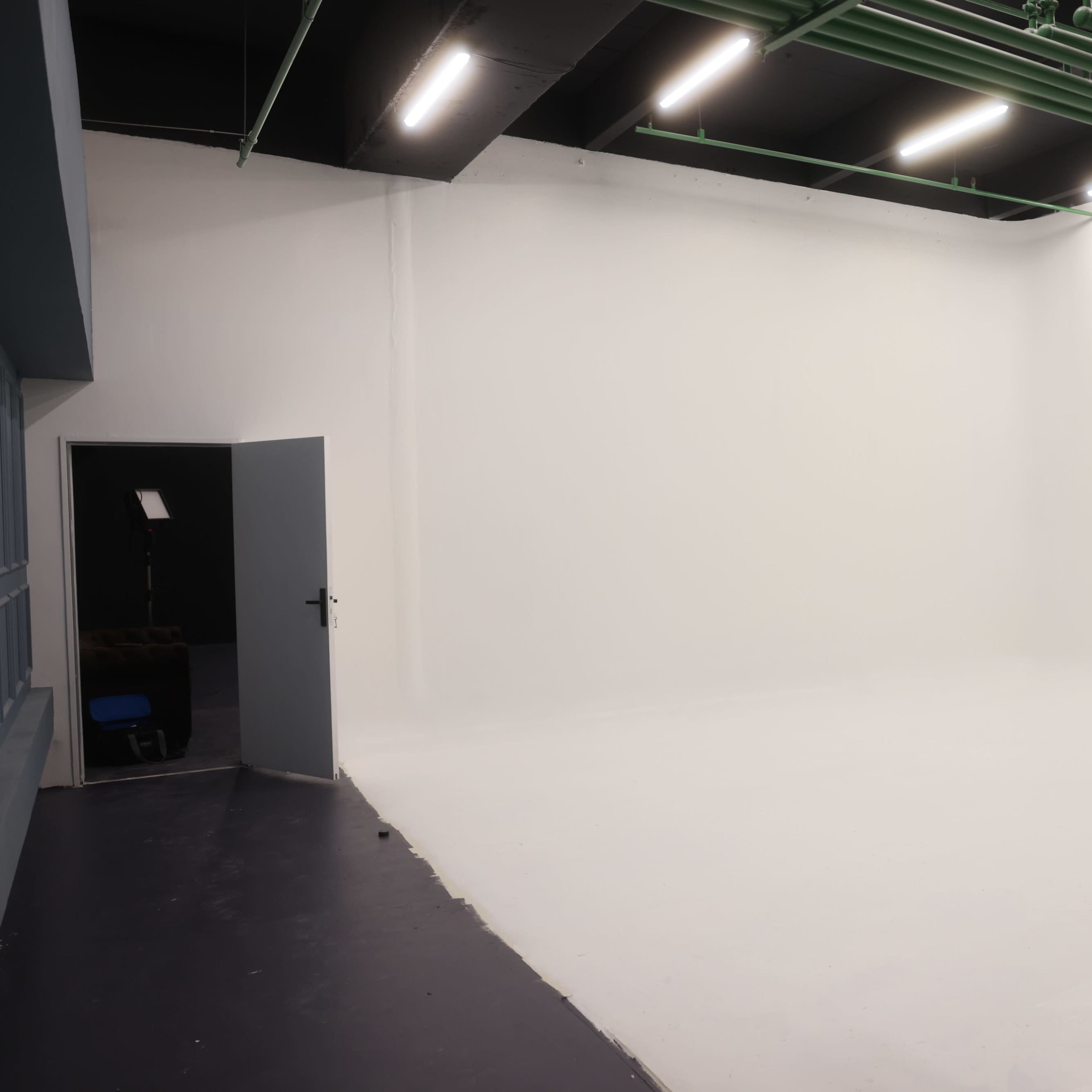 LOCATION STUDIO VIDÉO & PHOTO FOND BLANC & NOIR Image dans , Bagnolet, Île-de-France
