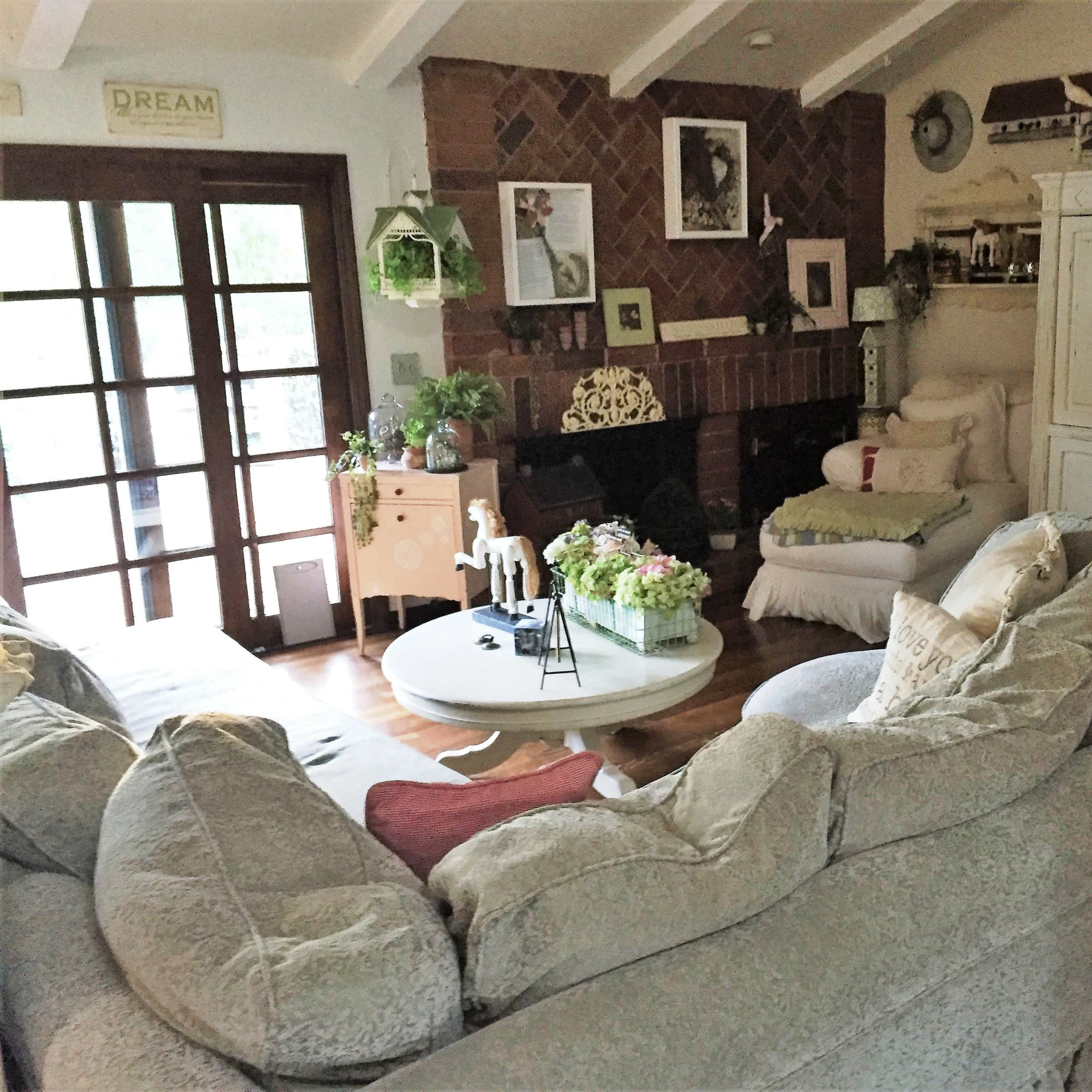 We are in a quiet suburban neighborhood with unique houses. It is roomy. The living room is decorated in a unique and intrigueing way. The backyard is spacious with a great view. Image in Newhall, Santa Clarita, CA