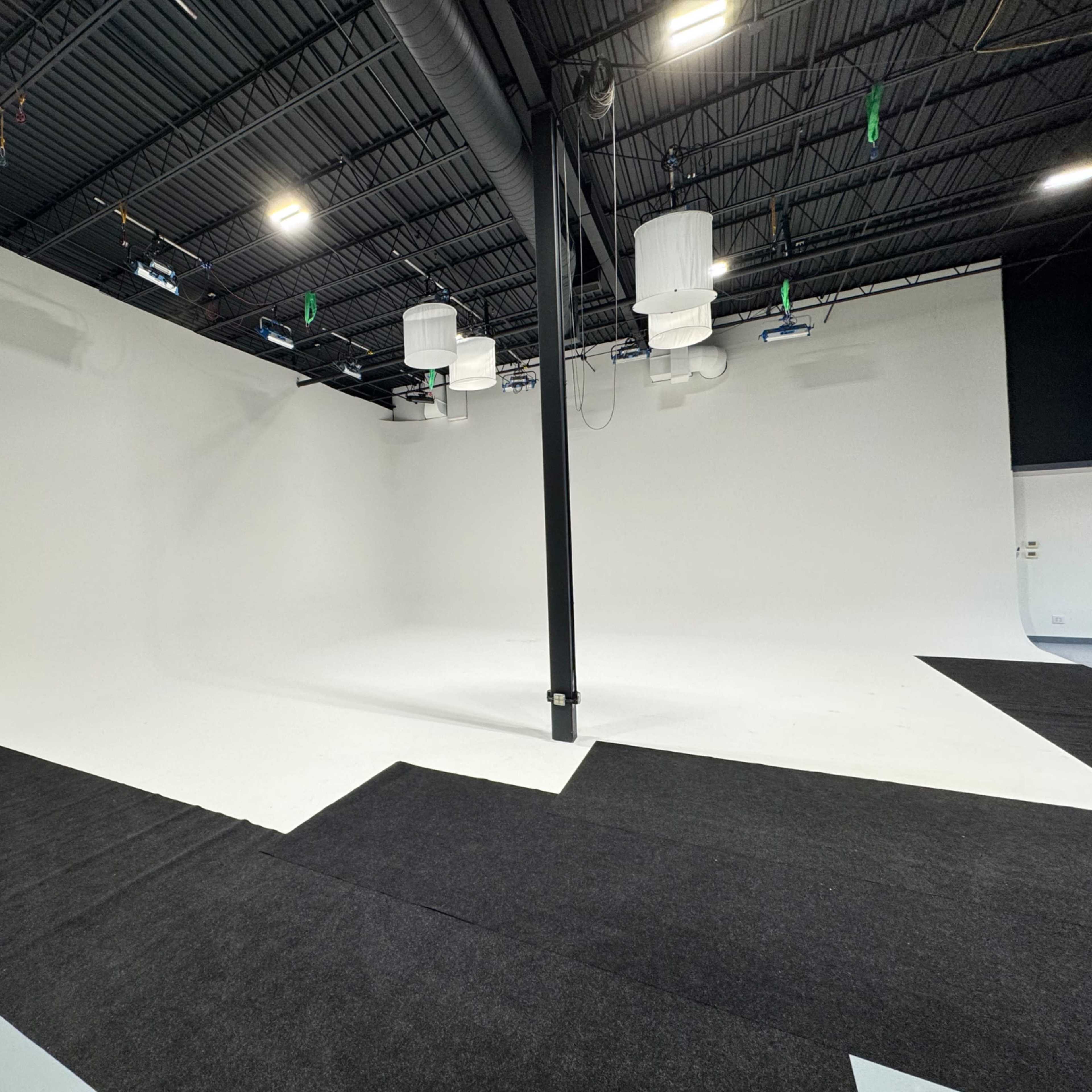 Commercial Studio | 45x45 Seamless  CYC | Drive-In Acces| Pro Gear Available Image in West Bloomington, Bloomington, MN
