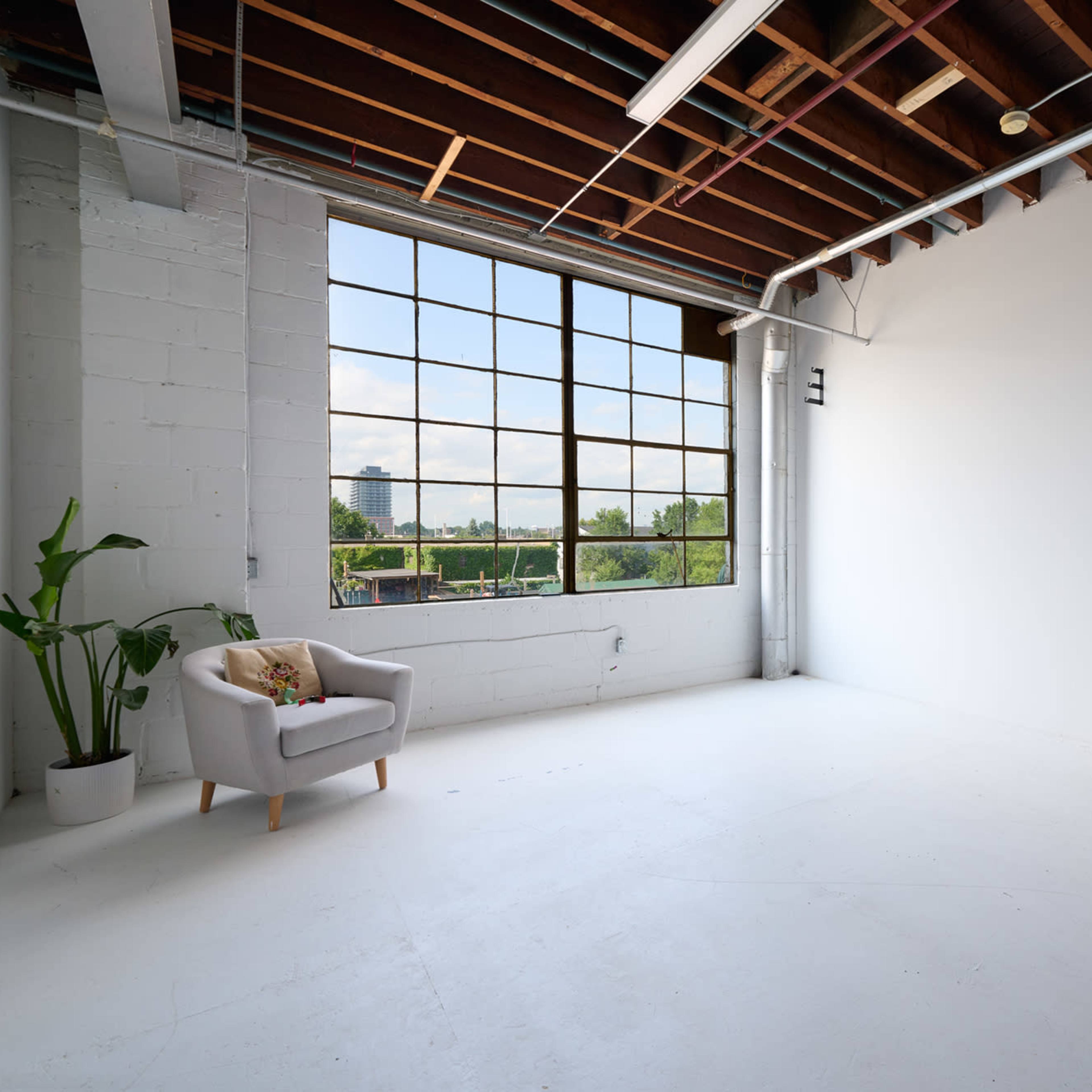 Traditional Photo Studio with Even North Light Image in Leaside, Toronto, ON
