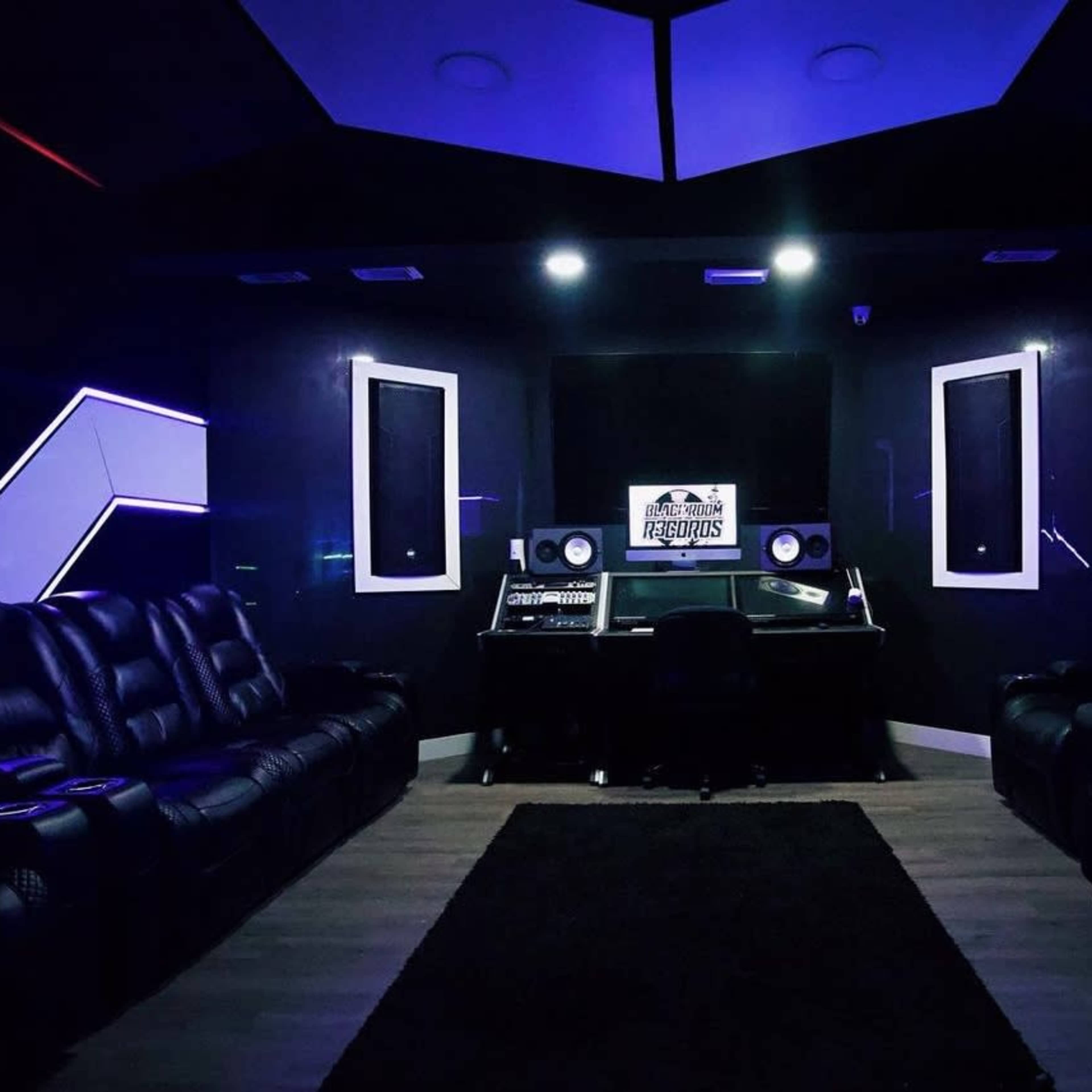 Stylish Studio Entertainment Lounge Image in North Miami Beach, Miami Gardens, FL