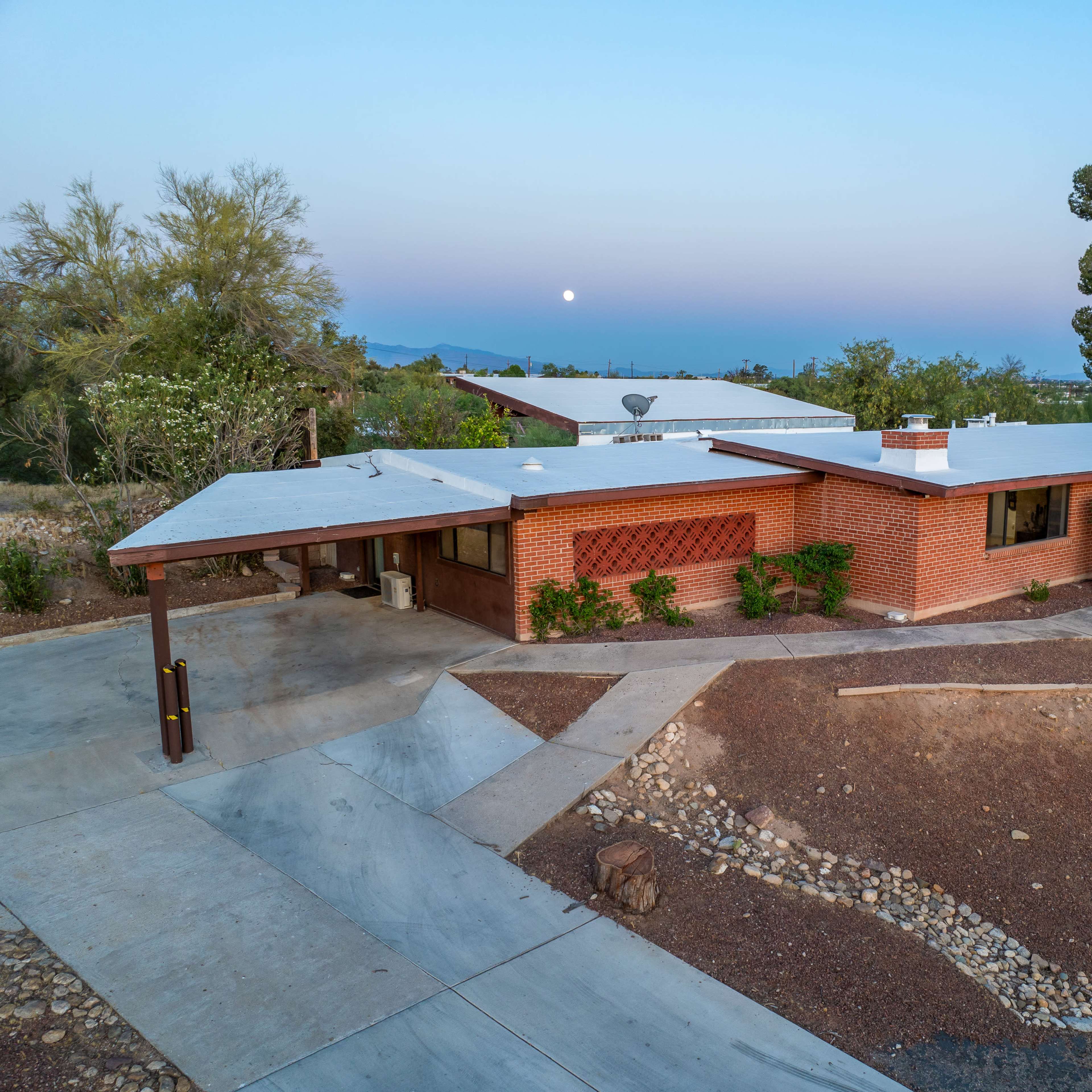 Contemporary house in the north-west side of Tucson Image in Riverside Terrace, Tucson, AZ