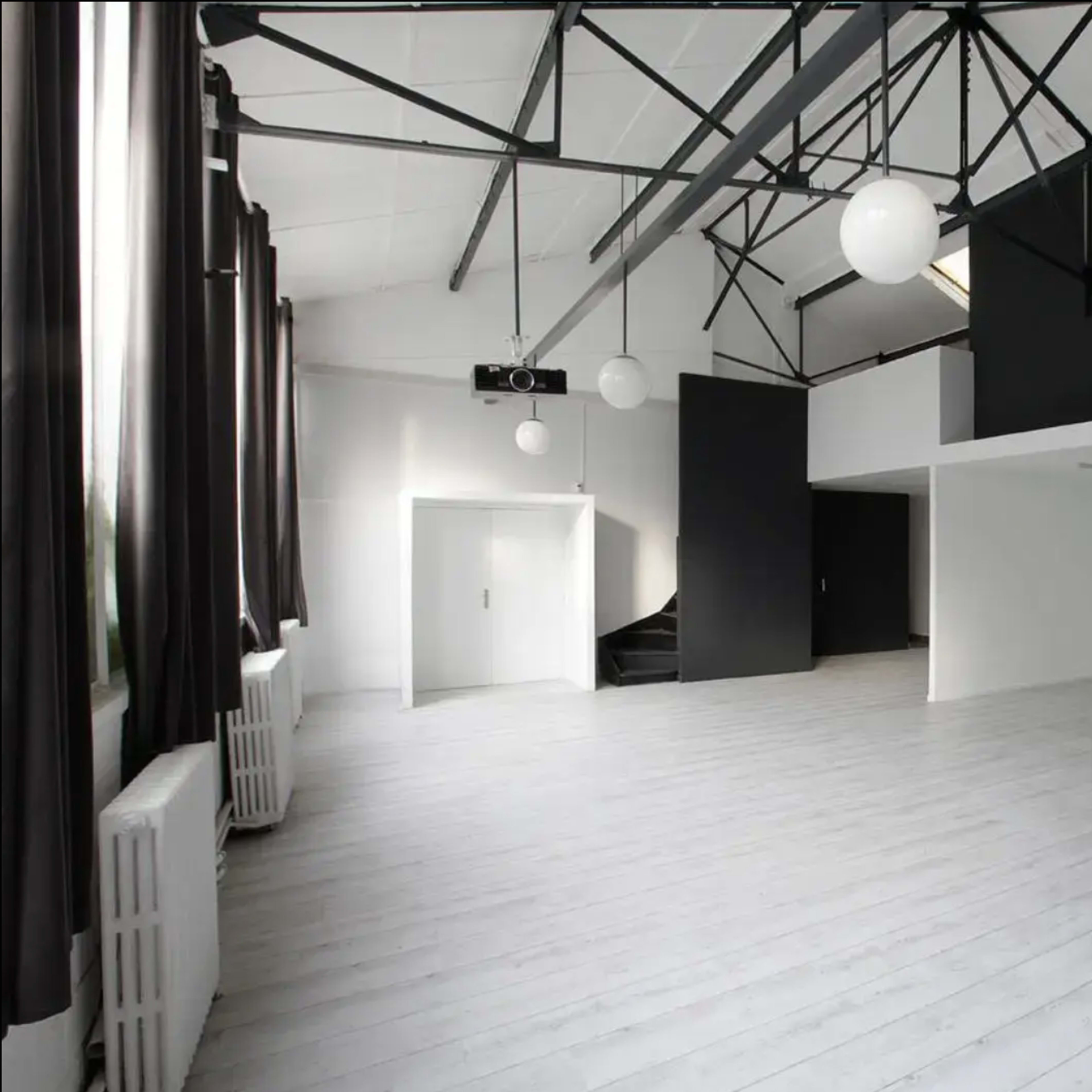 Loft d’Artiste Industriel de 250 m² – Un Écrin Unique pour Vos Projets Image dans , Montreuil, Île-de-France