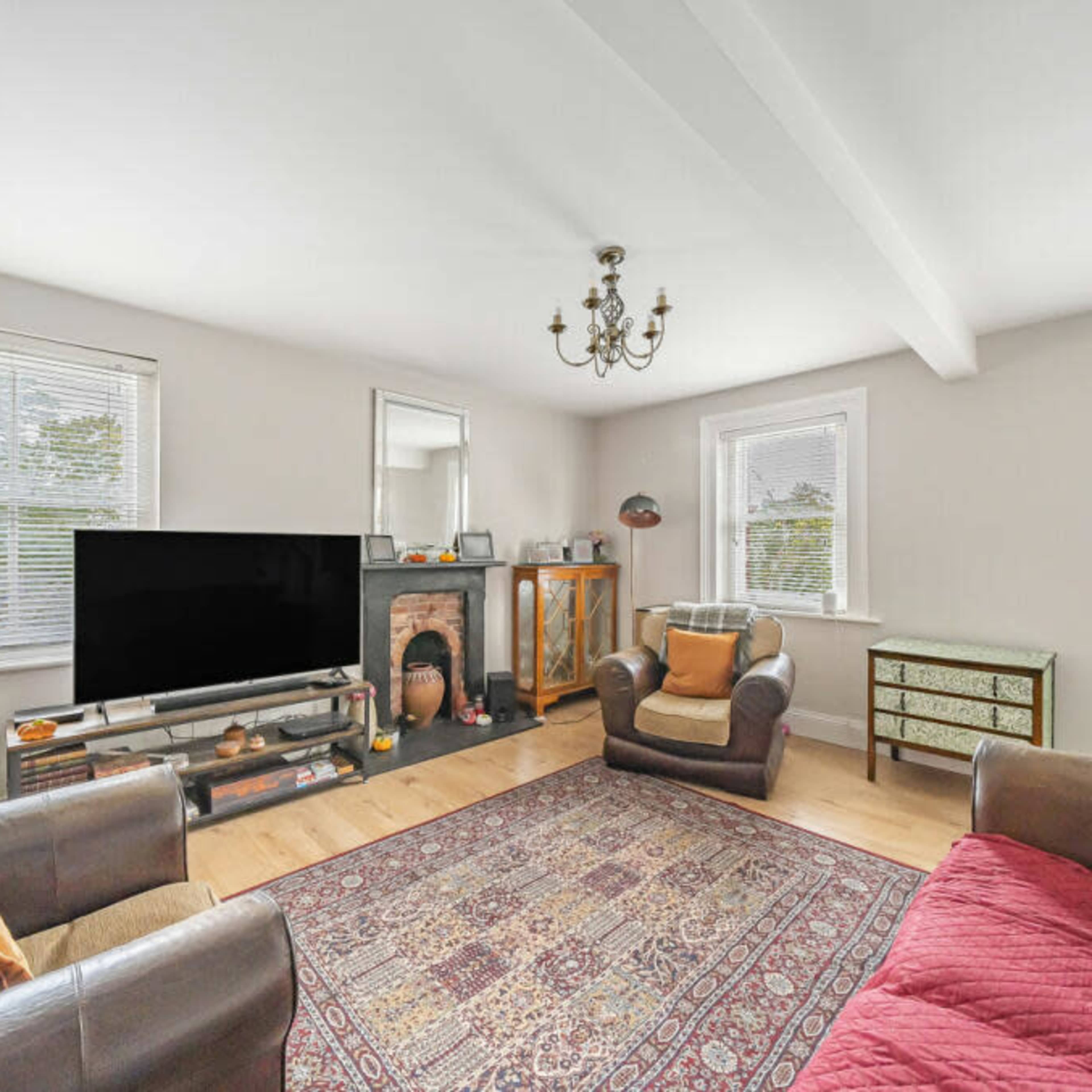 Charming dual aspect character apartment with beautiful views and light Image in Woking, Woking, England
