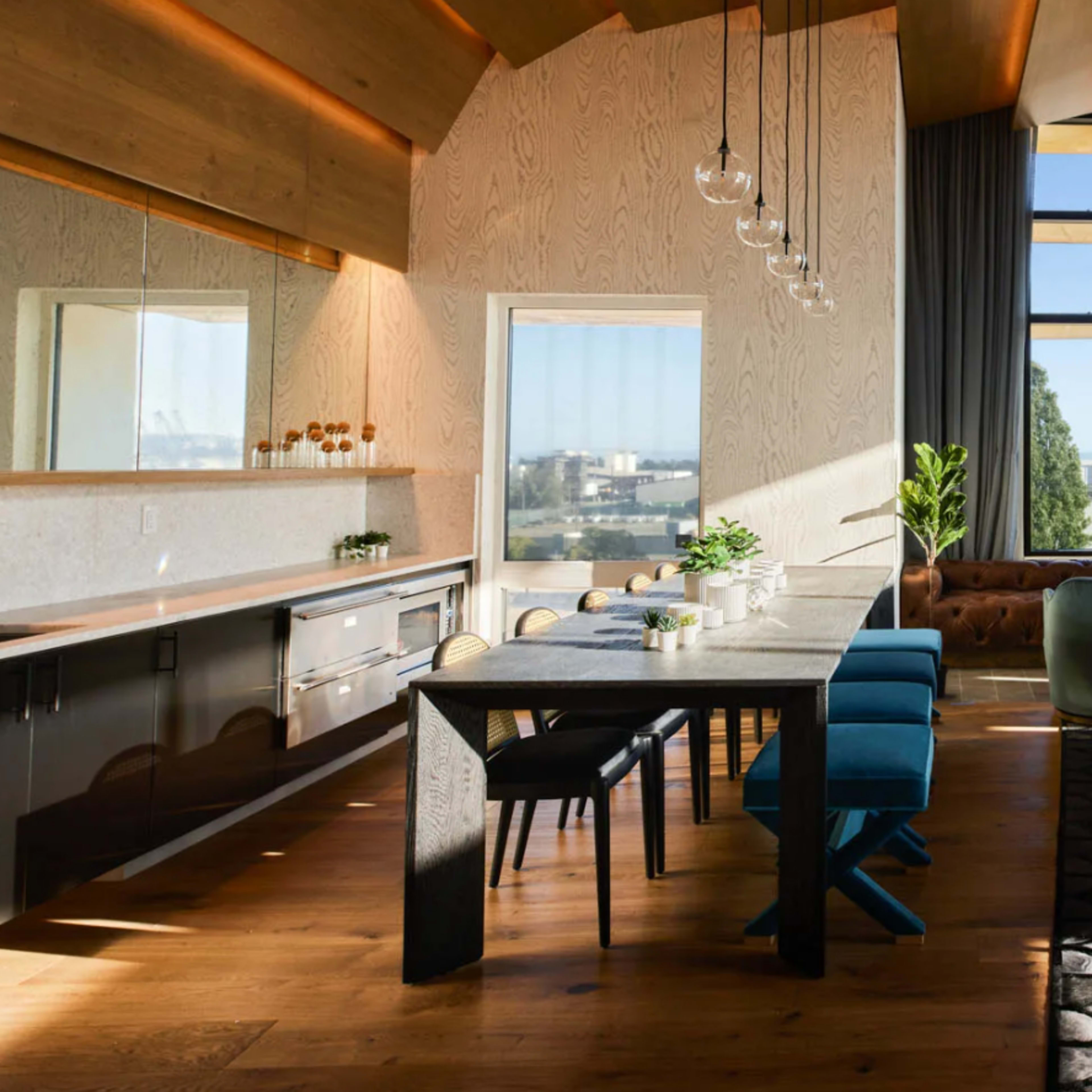 Warm and Open Top Floor Lounge - Beautiful Skyline View! Image in Alameda, Alameda, CA