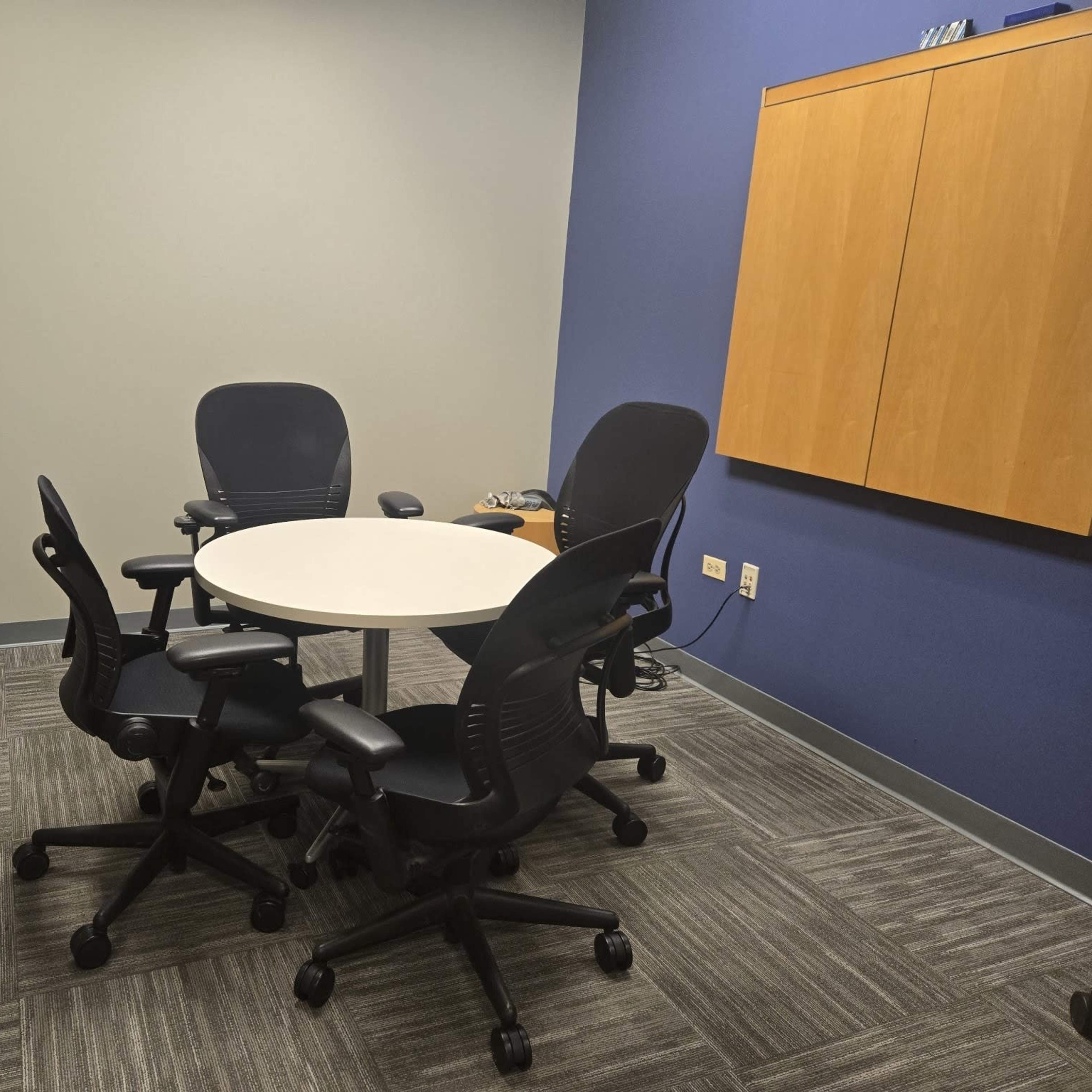 Small meeting room in Executive Center Image in Vernon Township, Lincolnshire, IL