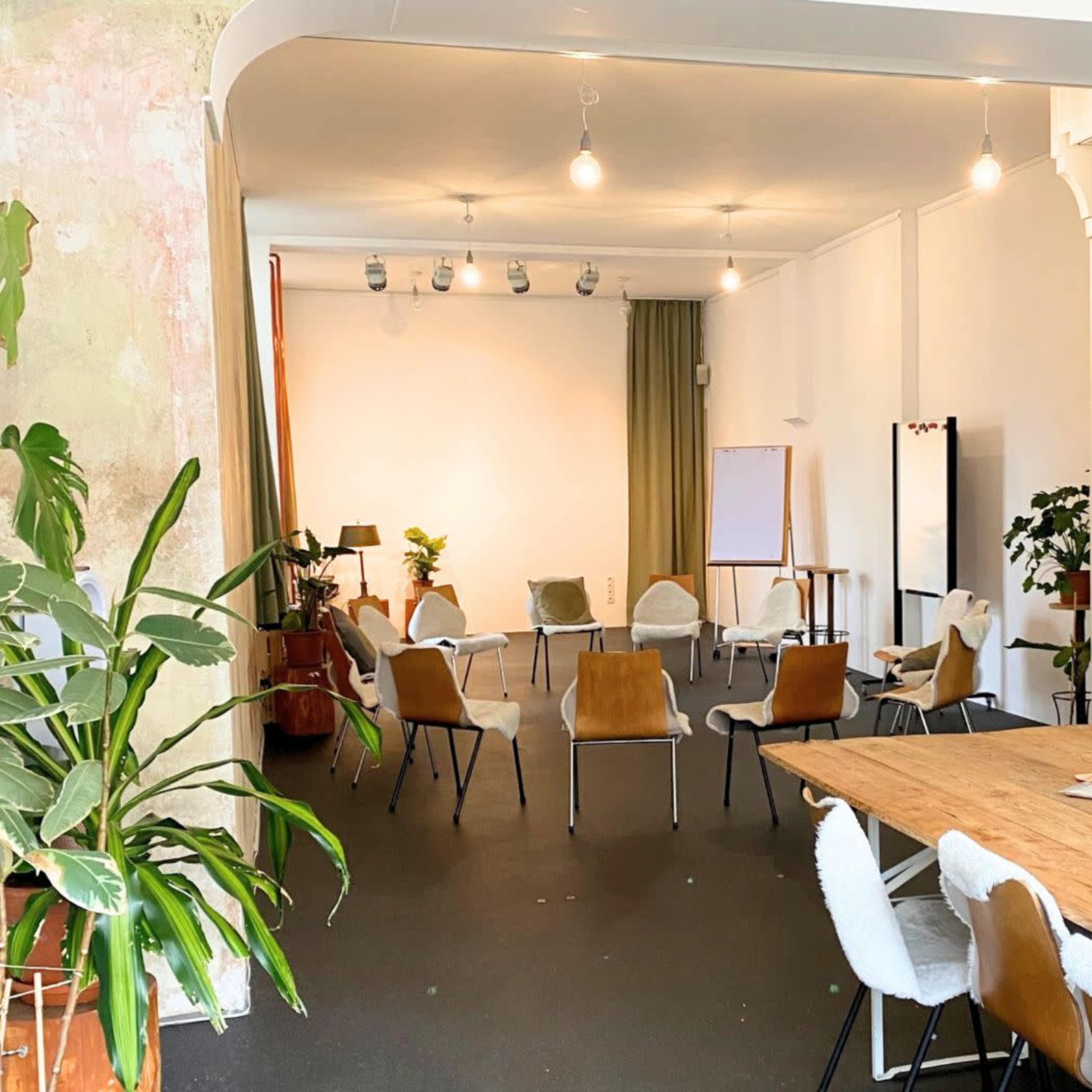 The Lovers and Leaders Space Bild in Mitte, Berlin, BE