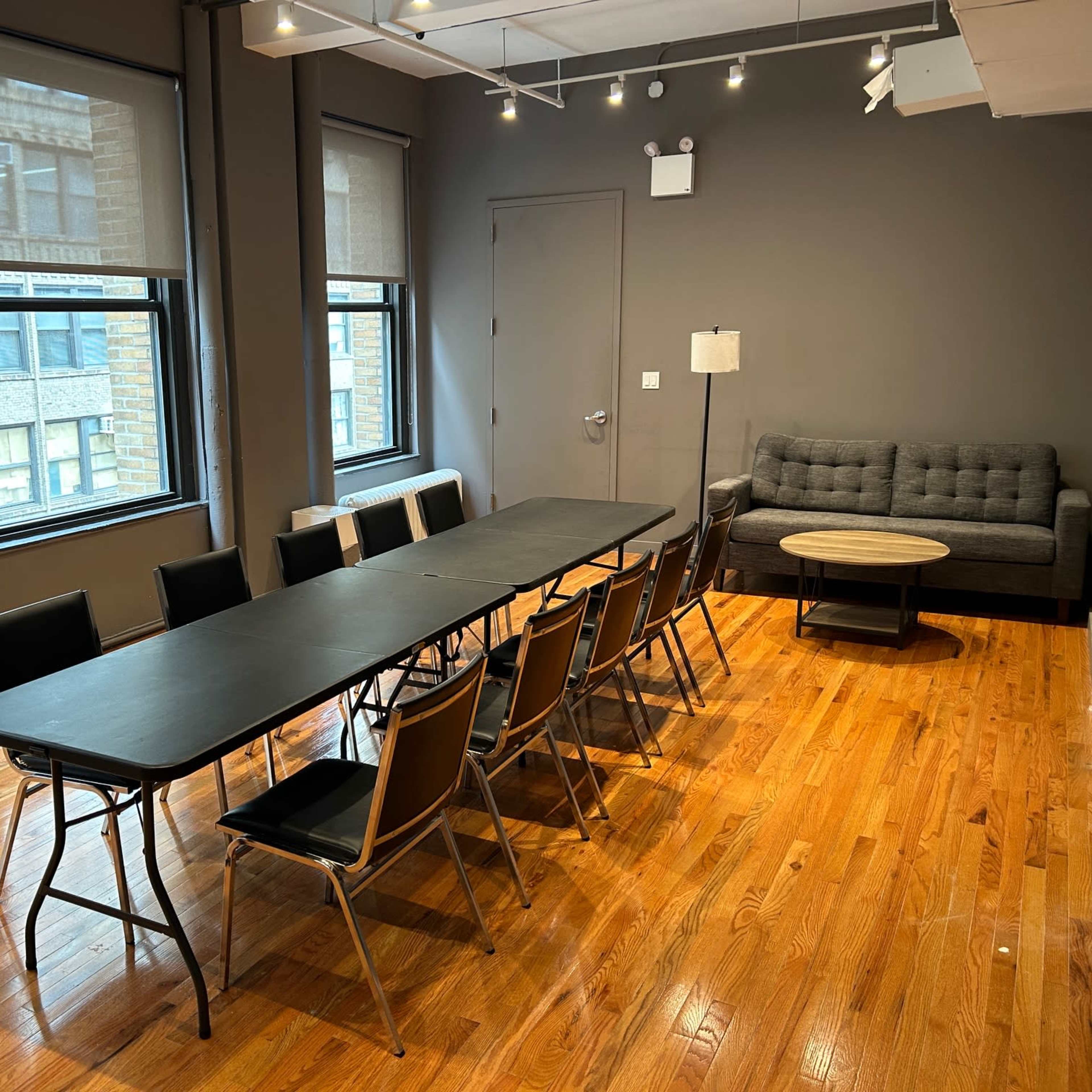 Midtown Meeting Studio with Windows Image in Midtown Manhattan, New York, NY