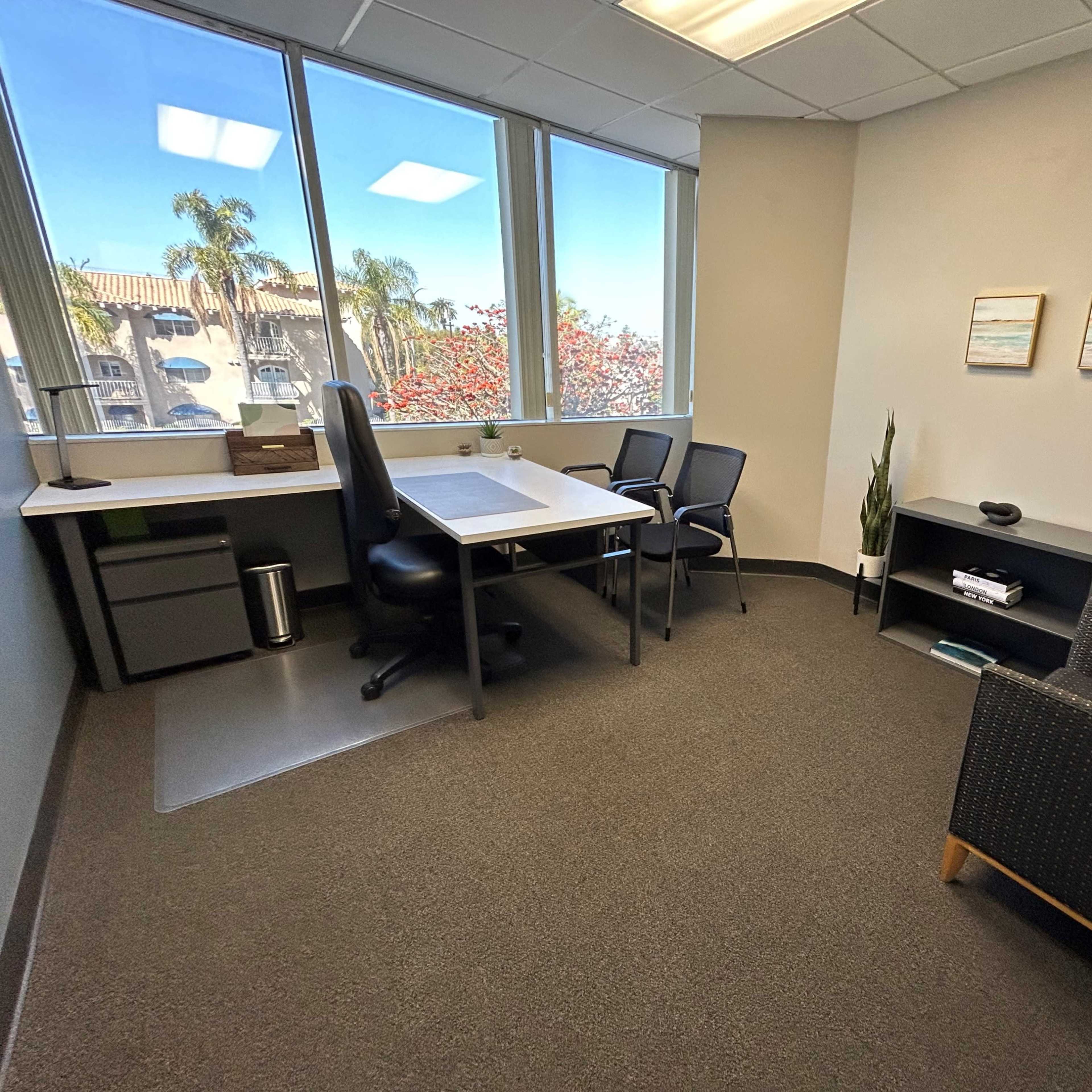 Rent an Office by the Hour! Image in Traffic Circle Area, Long Beach, CA