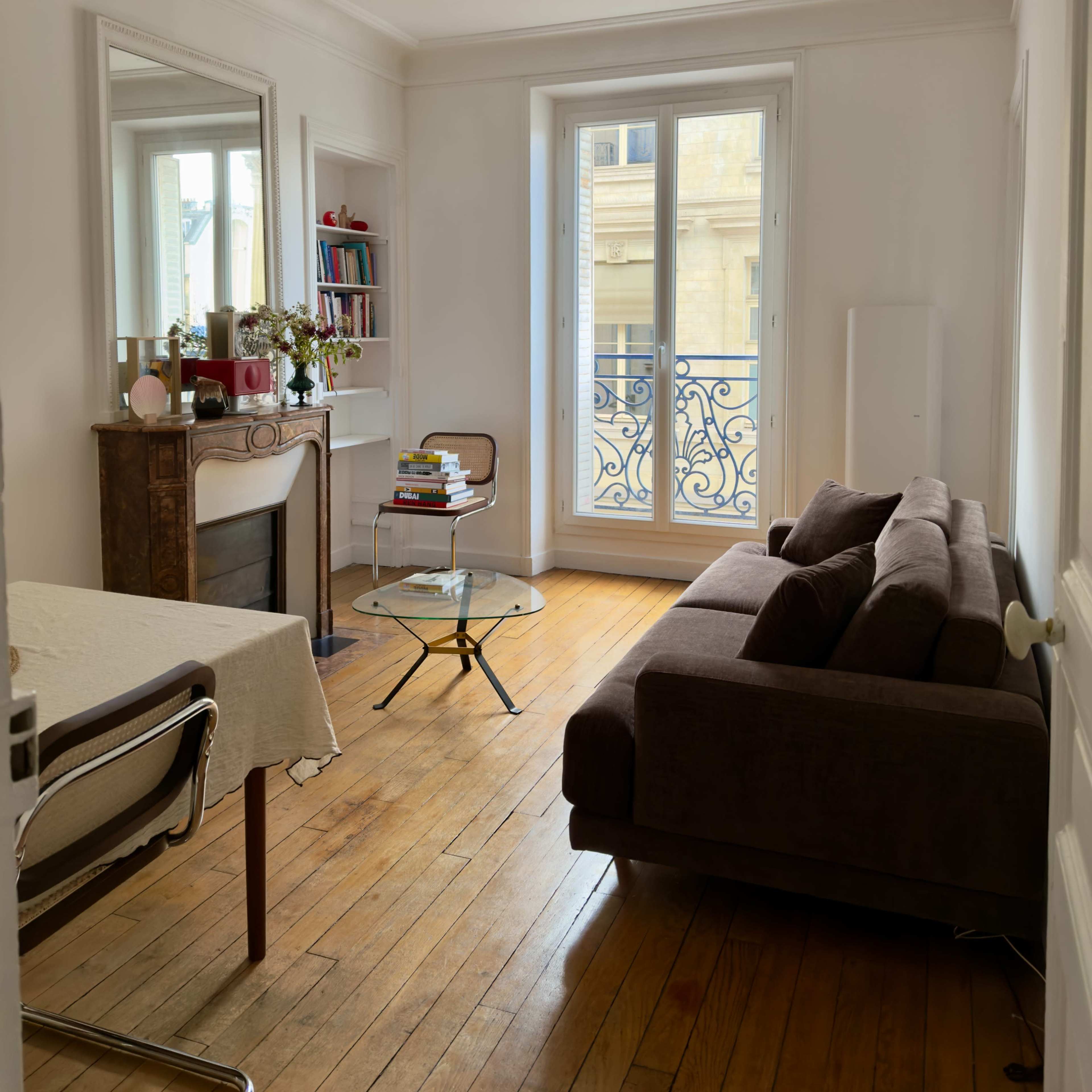 A minimalist, elegant, and bright Haussmannian Haven in the Heart of Paris Image dans Paris, Paris, Île-de-France