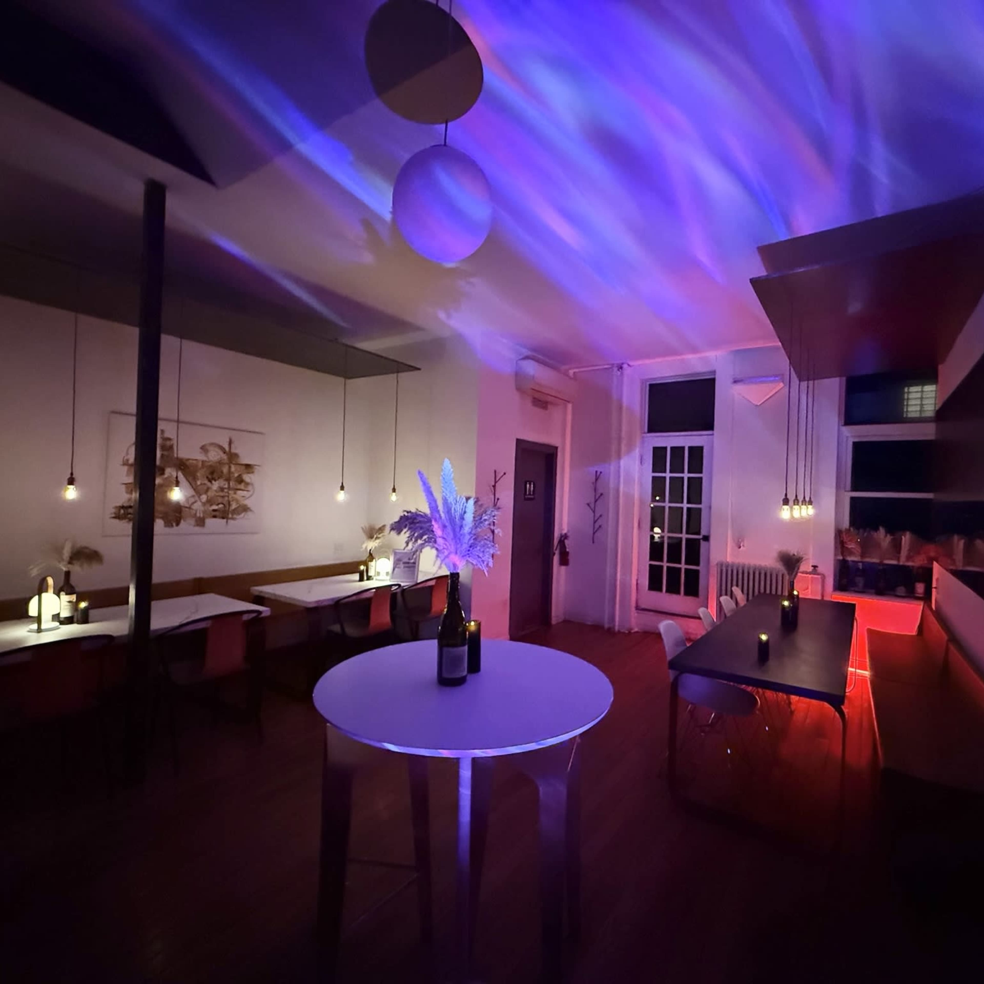 Chic Café & Wine Bar in Williamsburg with 5 Digital Screens Image in Williamsburg, Brooklyn, NY