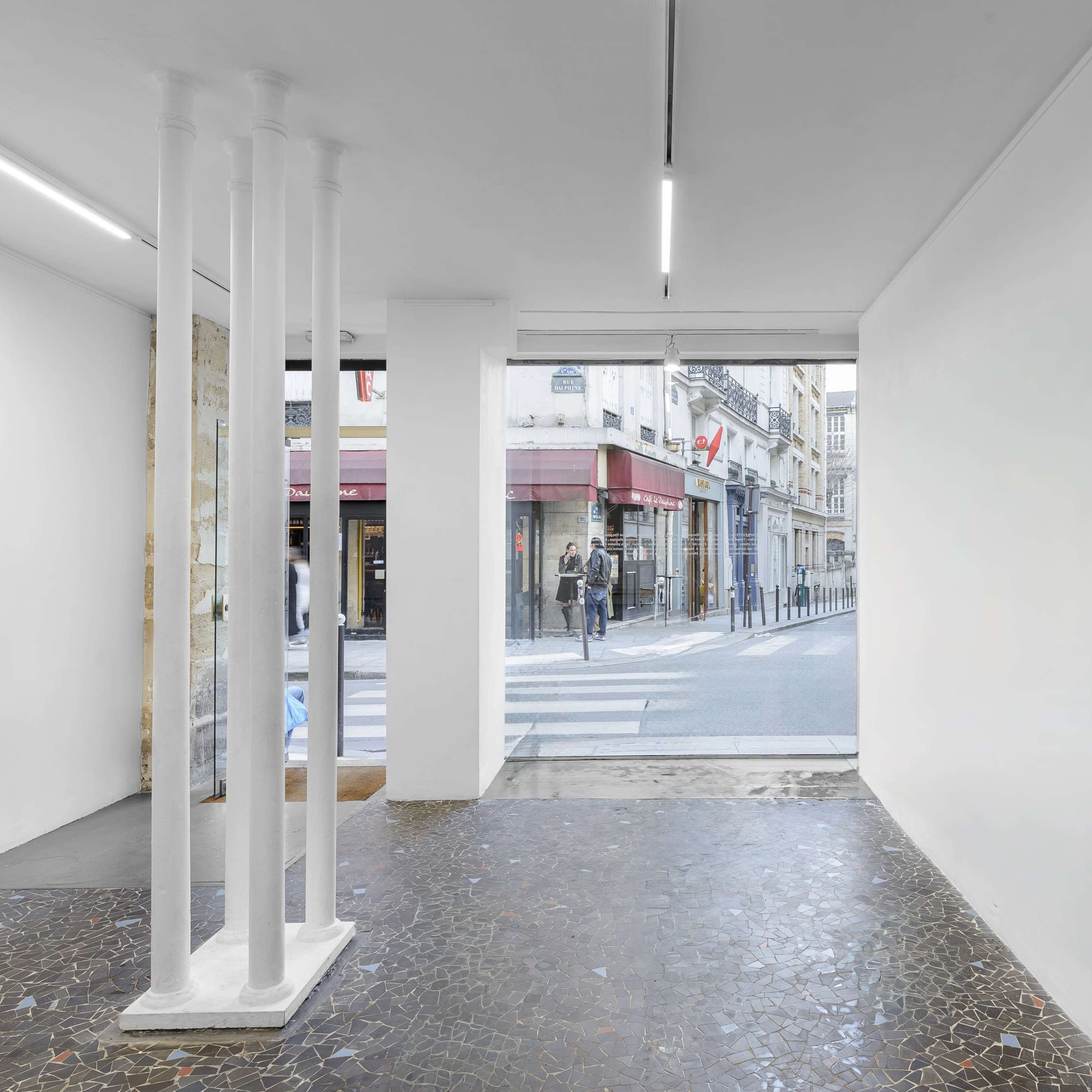 Galerie d'Art à quelques mètres du Pont Neuf Image dans Monnaie, Paris, Île-de-France