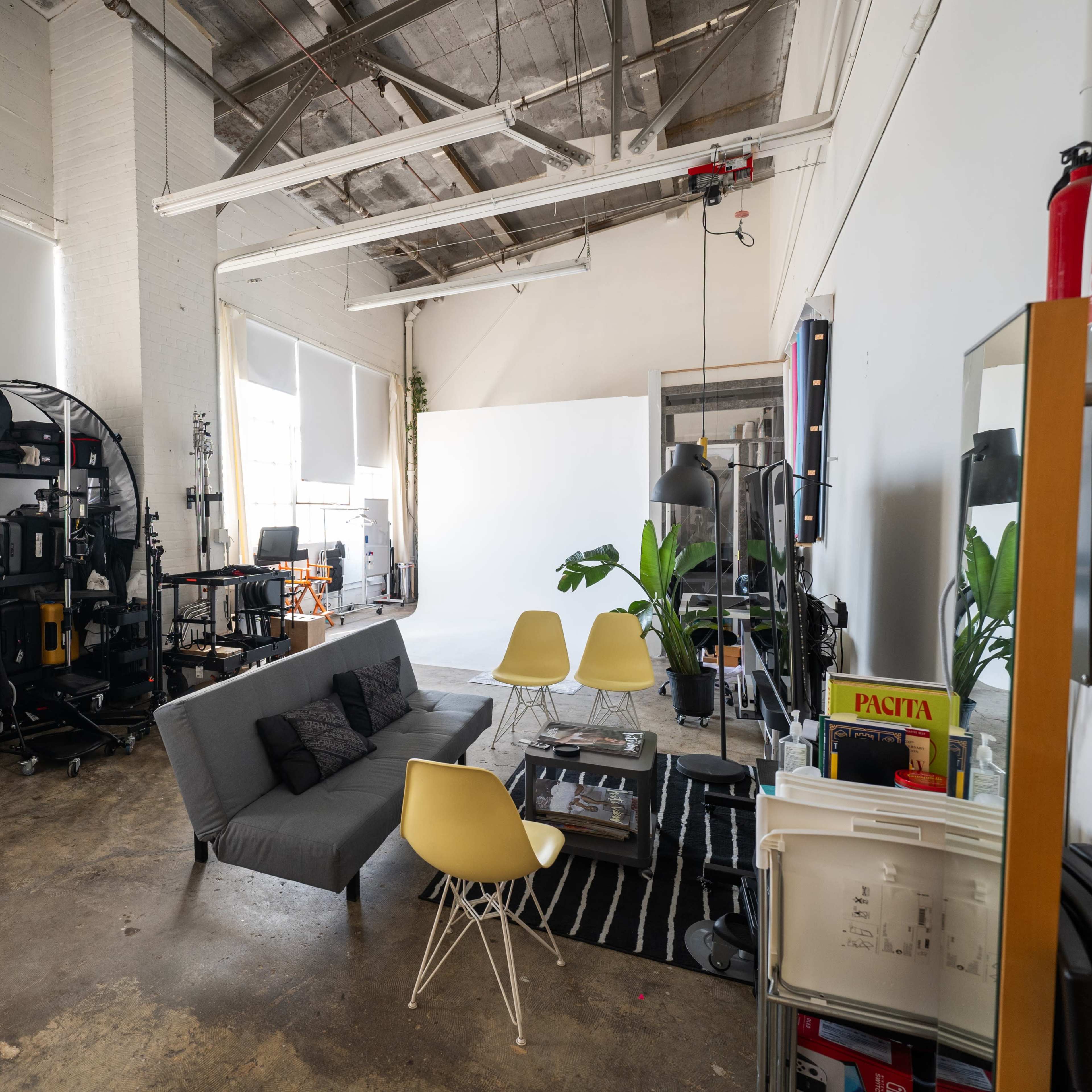 Perfect Studio with Cyc wall, Natural Light & Grip Equipment Image in Bayview, San Francisco, CA