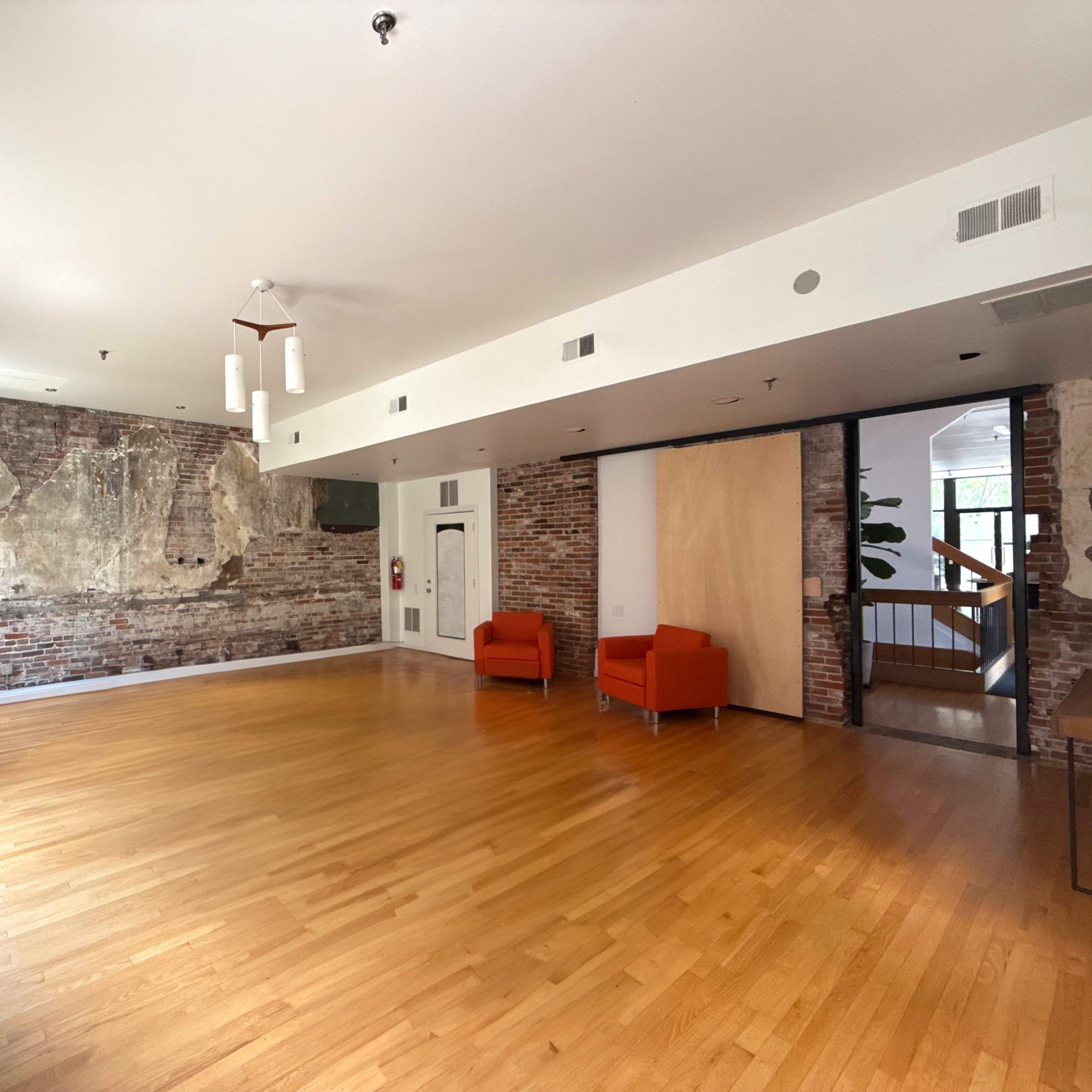 Bright, Adaptable Studio for Photography, Coworking, Creatives, and Content Makers Image in LaSalle Park, St. Louis, MO